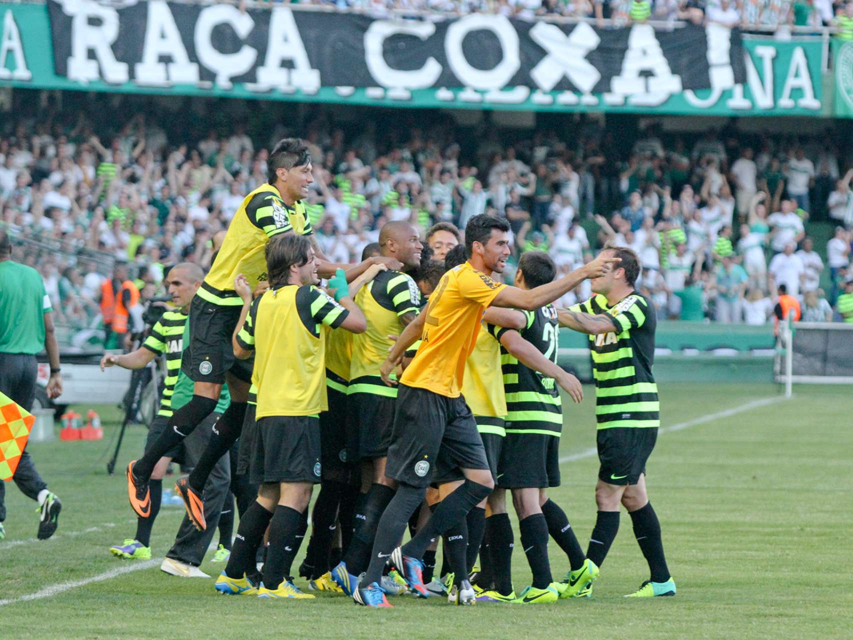 Coxa vence o l�der Cruzeiro no Couto