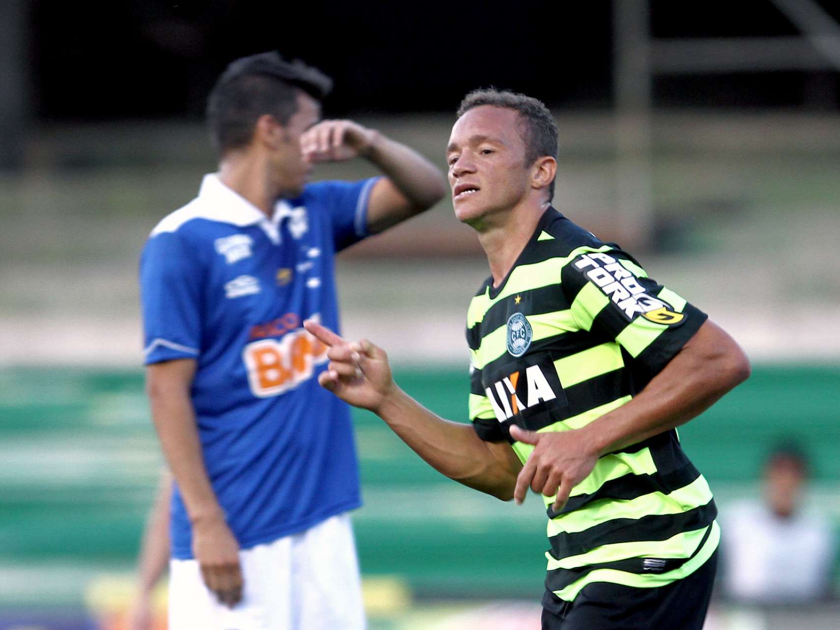 Carlinhos estreia como titular