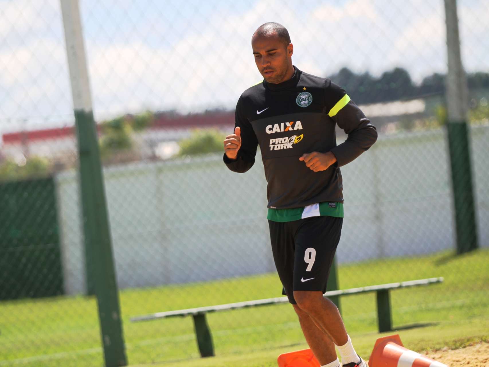 Deivid volta a treinar com bola