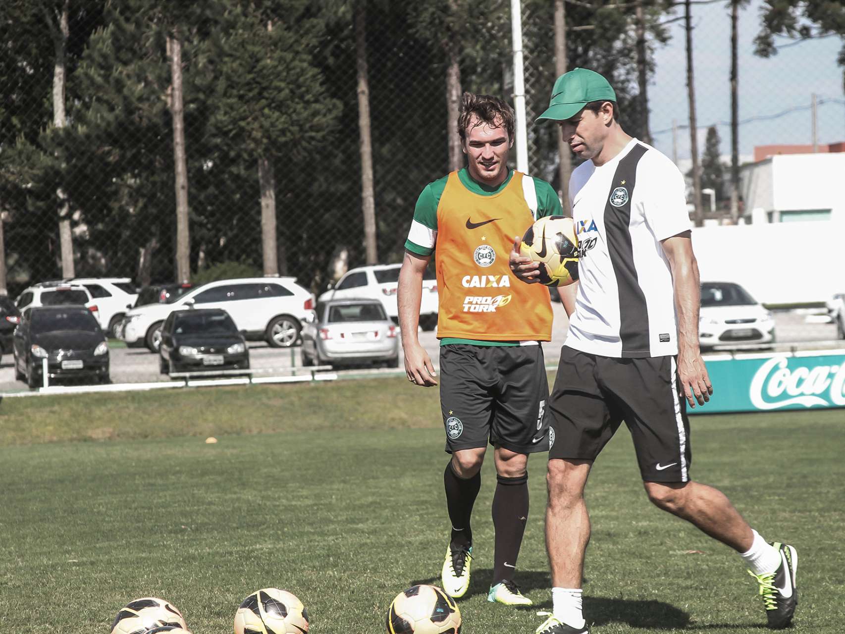Tcheco repete f�rmula e p�e n�meros de lado