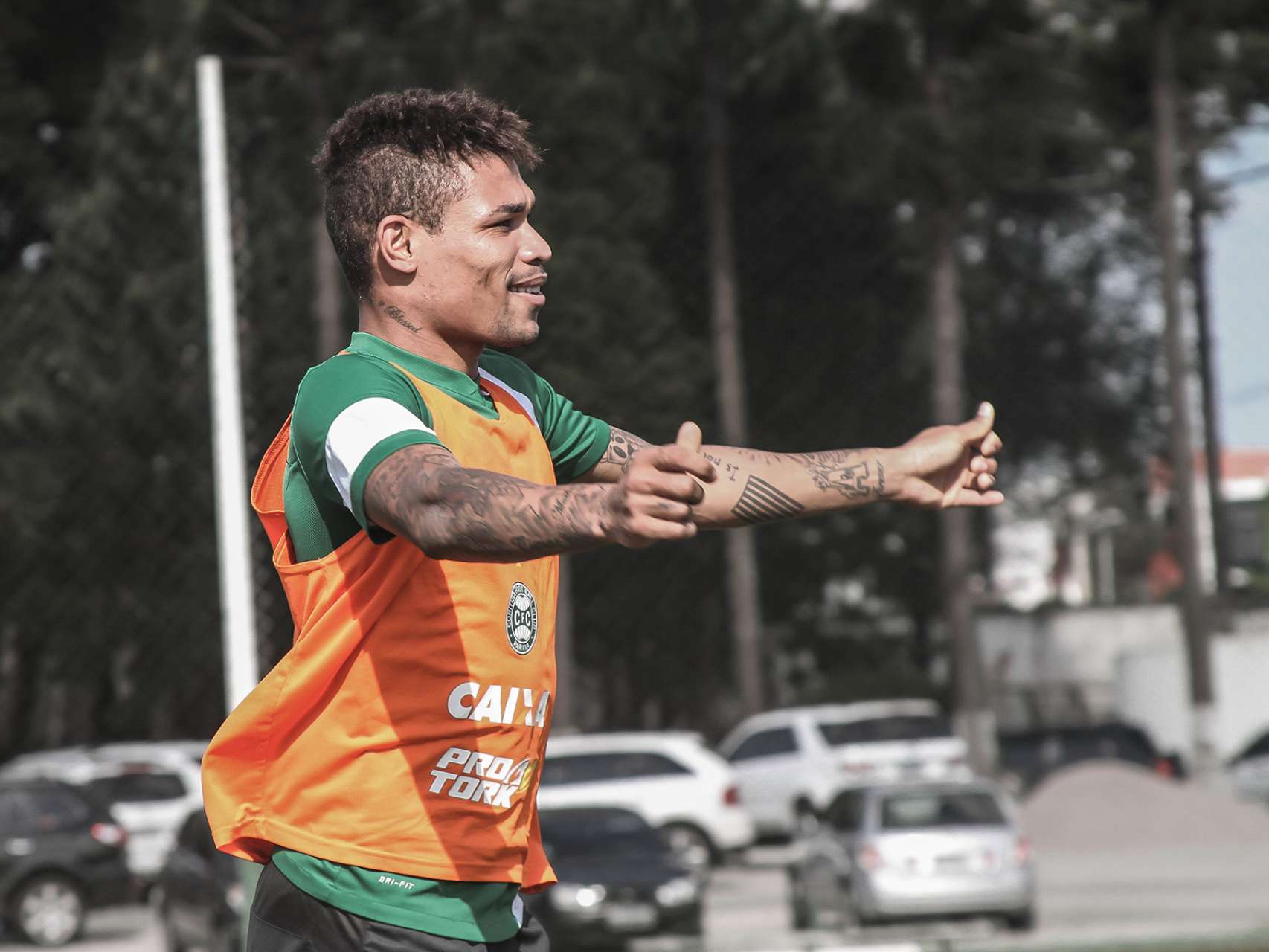 Urso e Vitor J�nior est�o � disposi��o