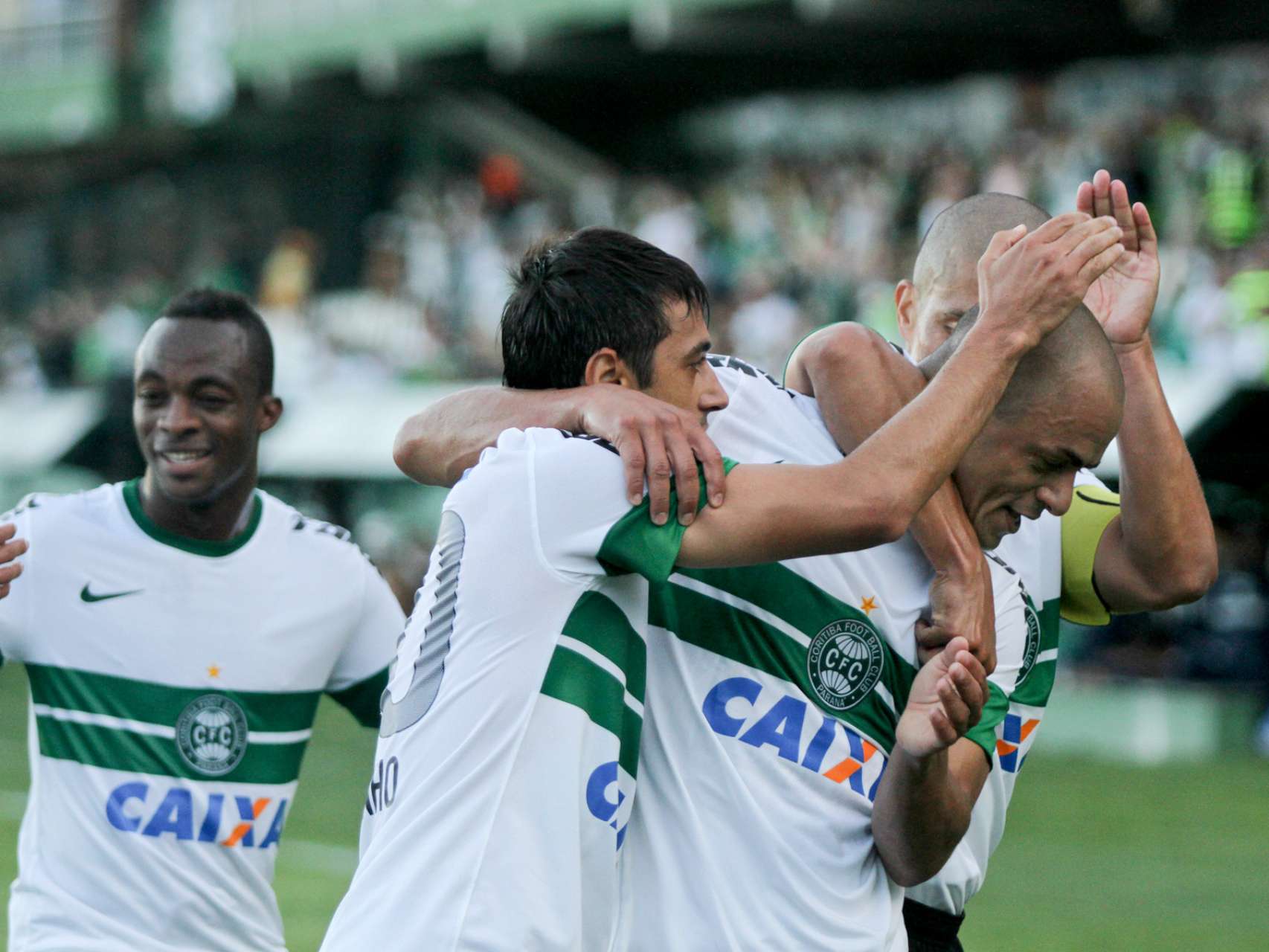 Julio Cesar comemora sequ�ncia