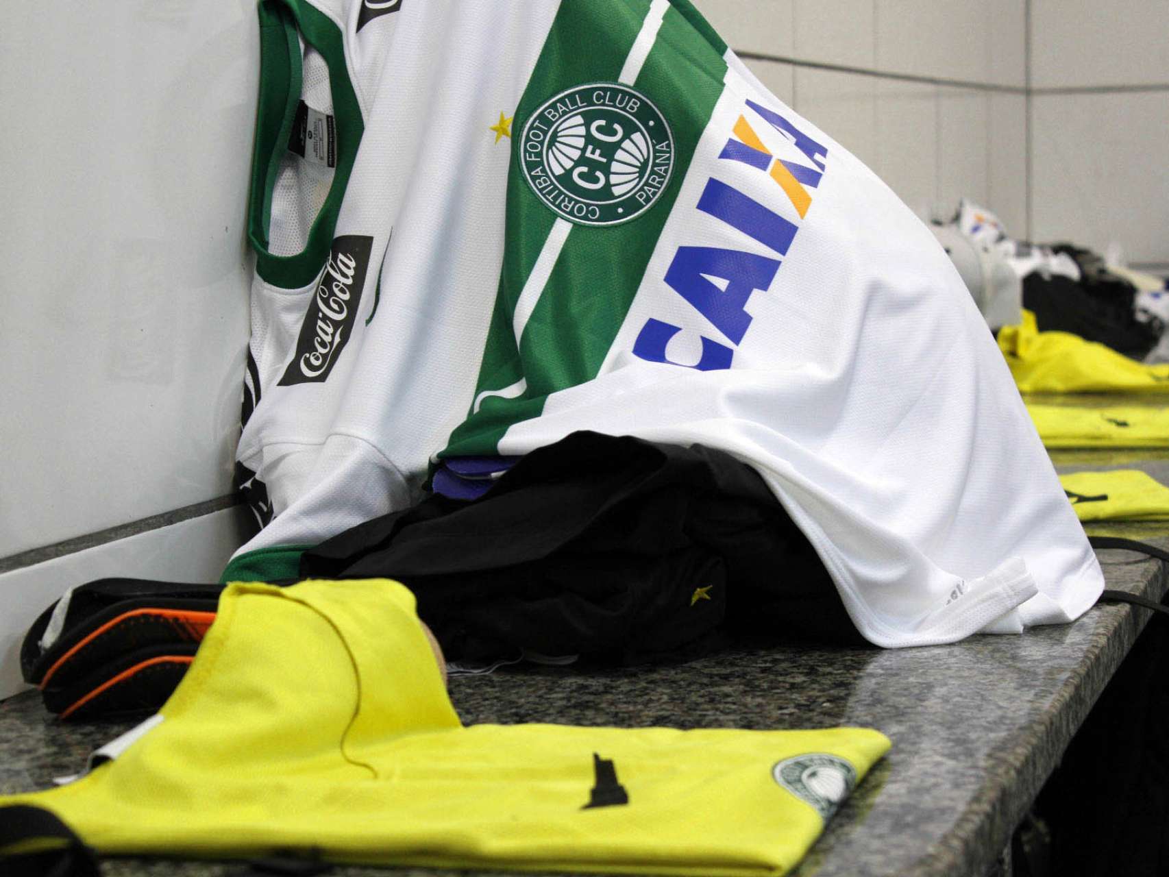 Coxa leva marca Coca-Cola na camisa