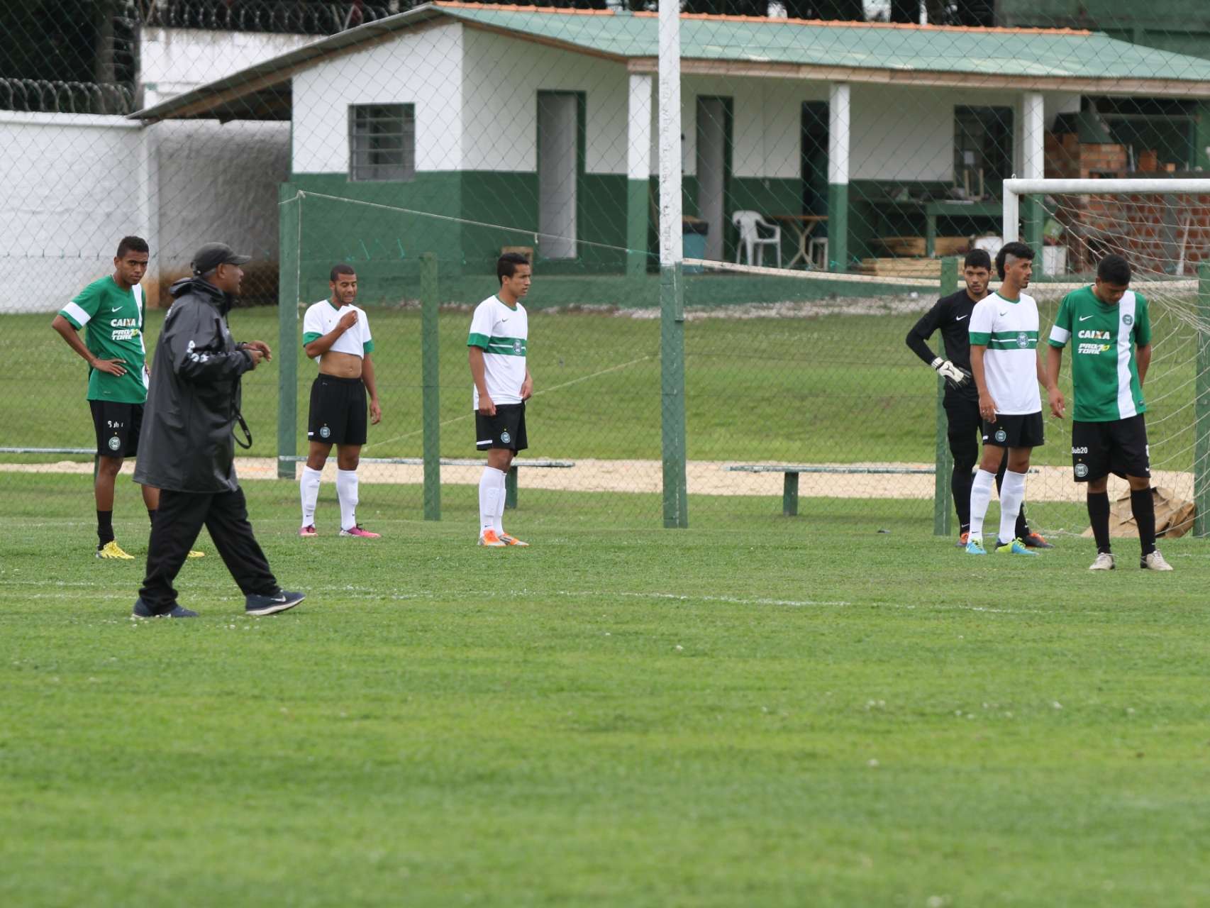 Sub-20 embarca em busca do t�tulo