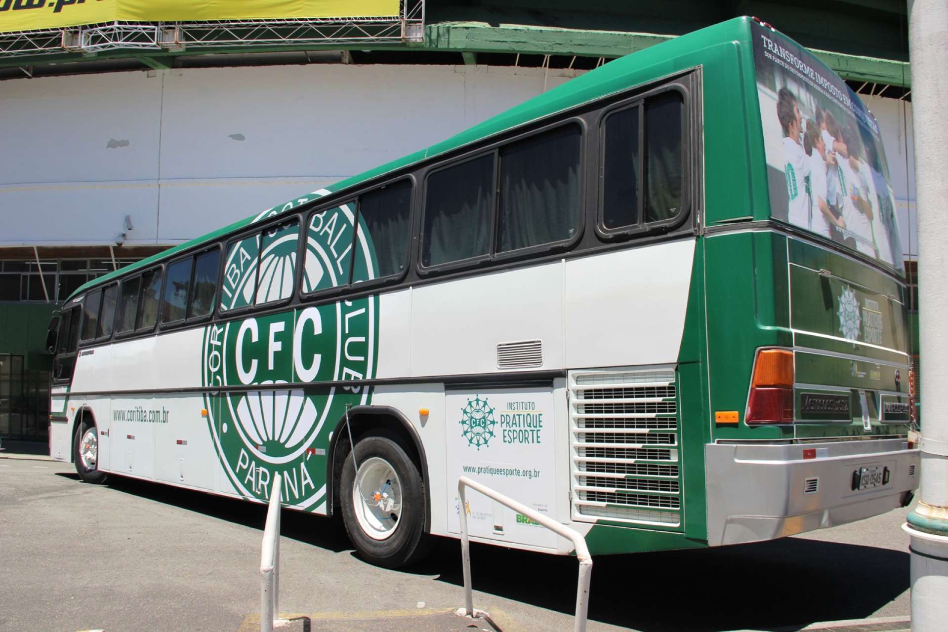 IPE entrega novo �nibus para Coritiba