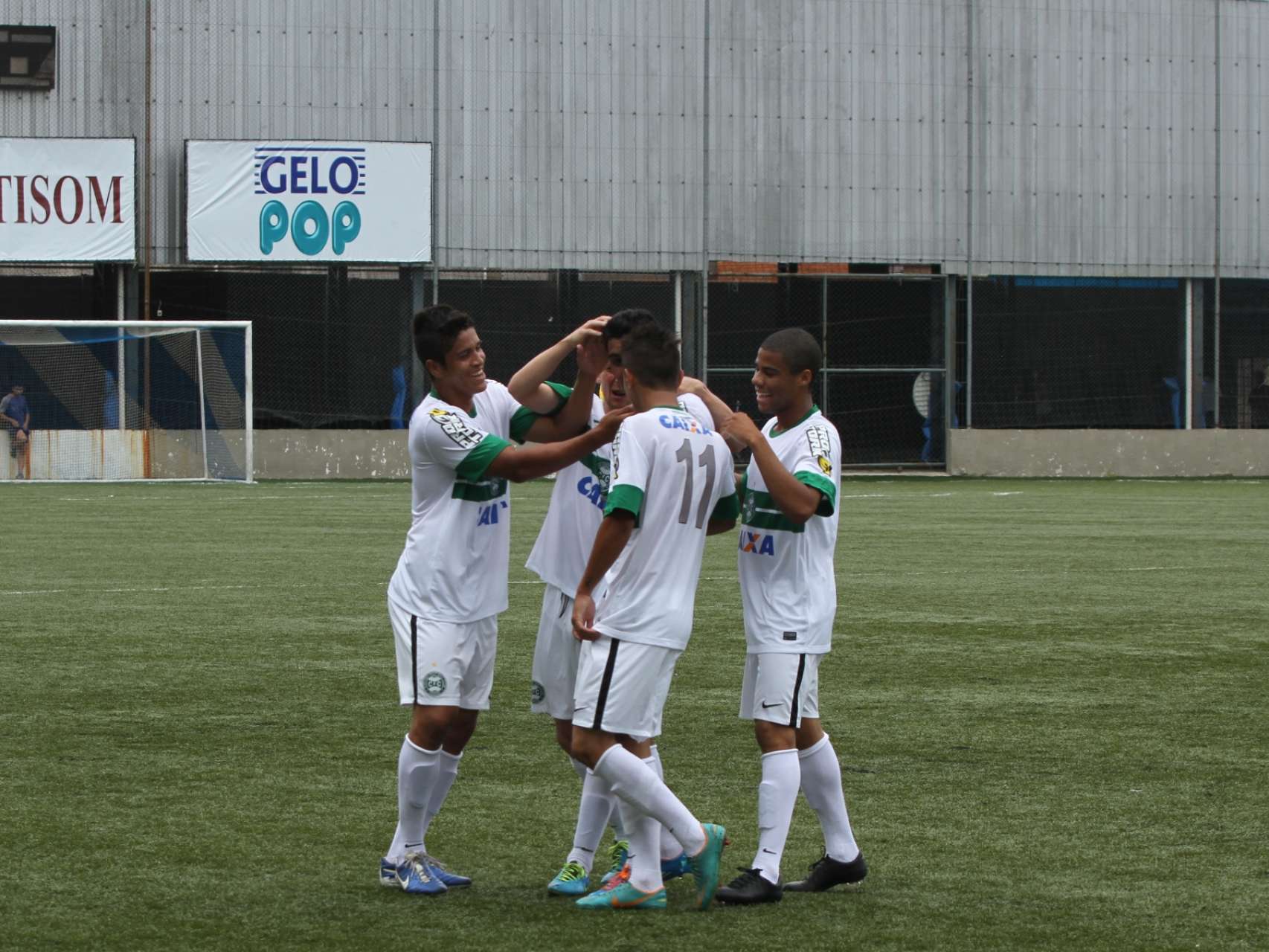 Com o p� direito