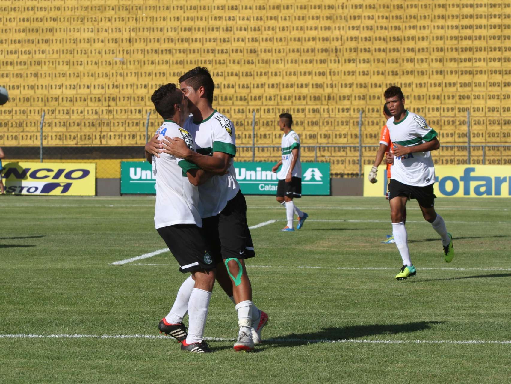 Coxa vence na estreia