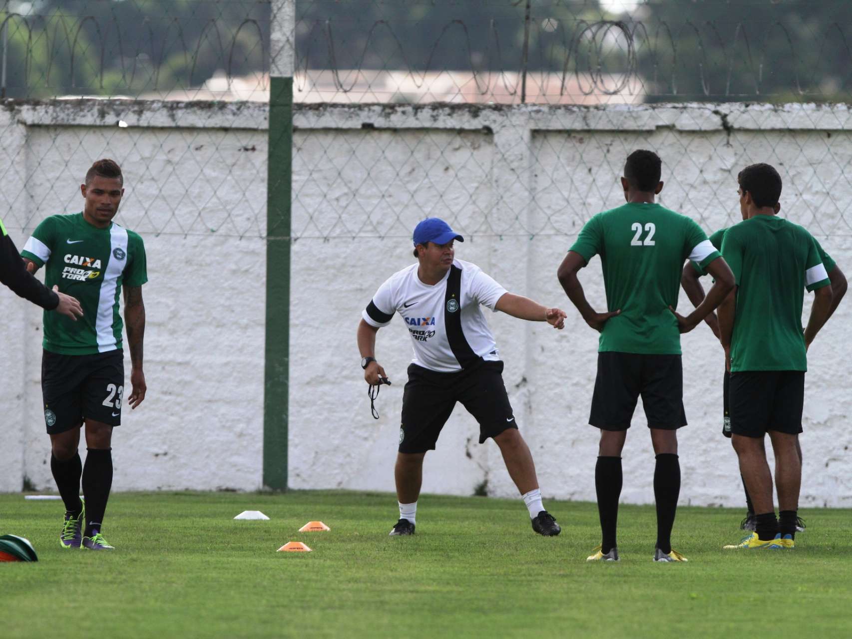 Dado comanda treino com bola