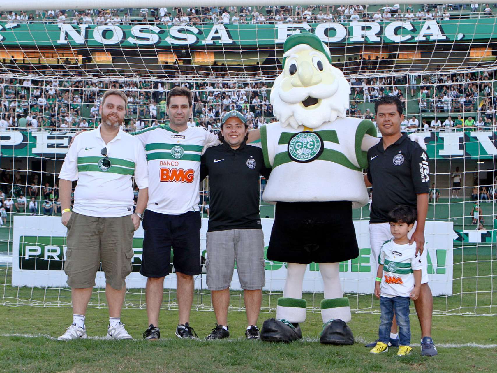 S�cios t�m dia de Jogador no gramado do Couto