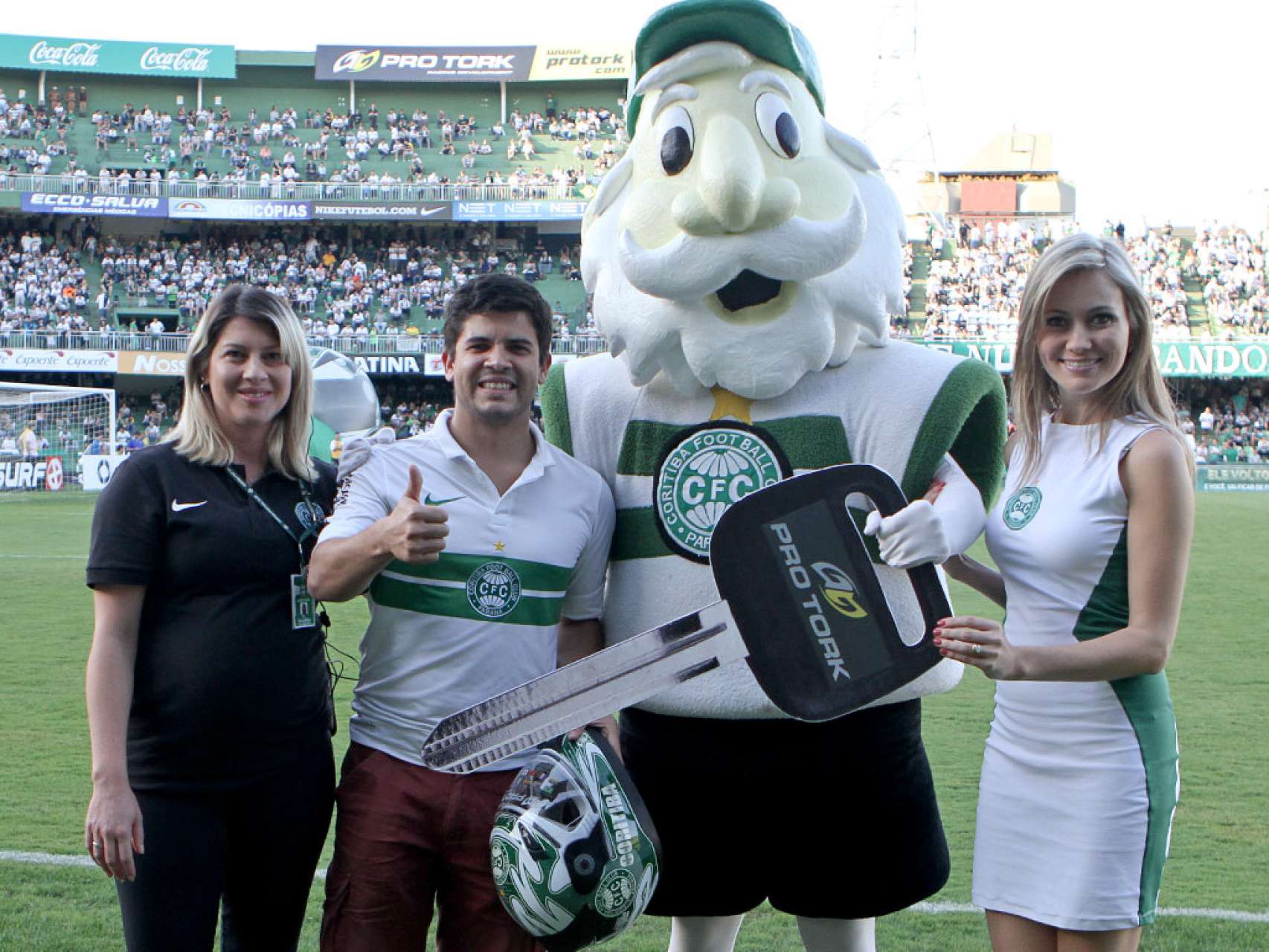 S�cio recebe moto da Pro Tork no gramado do Couto