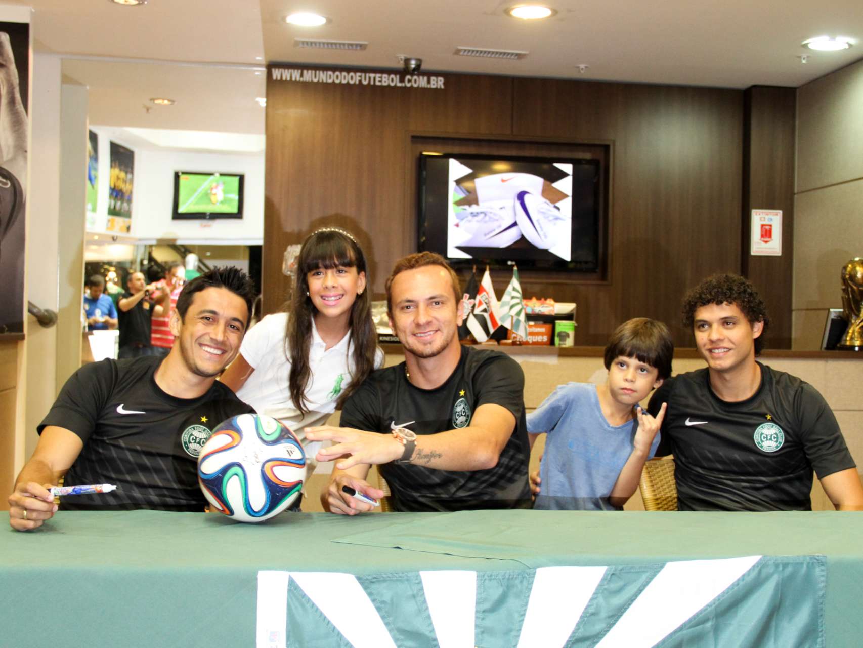 Noite de aut�grafos em Foz