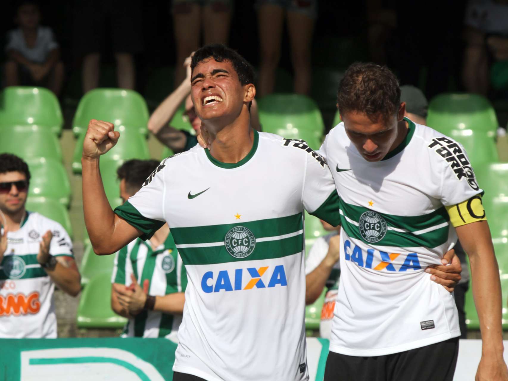 Com emo��o