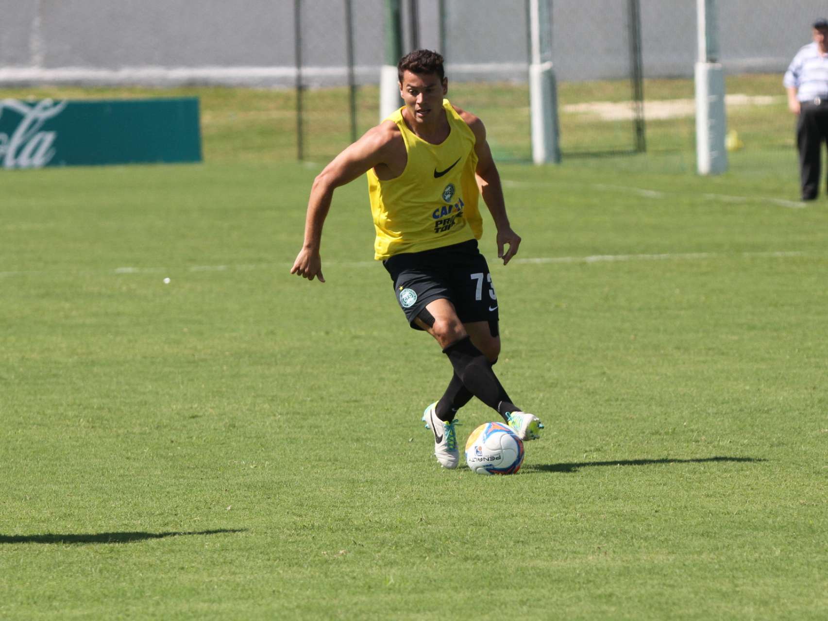 Aquino participa de jogo treino e marca