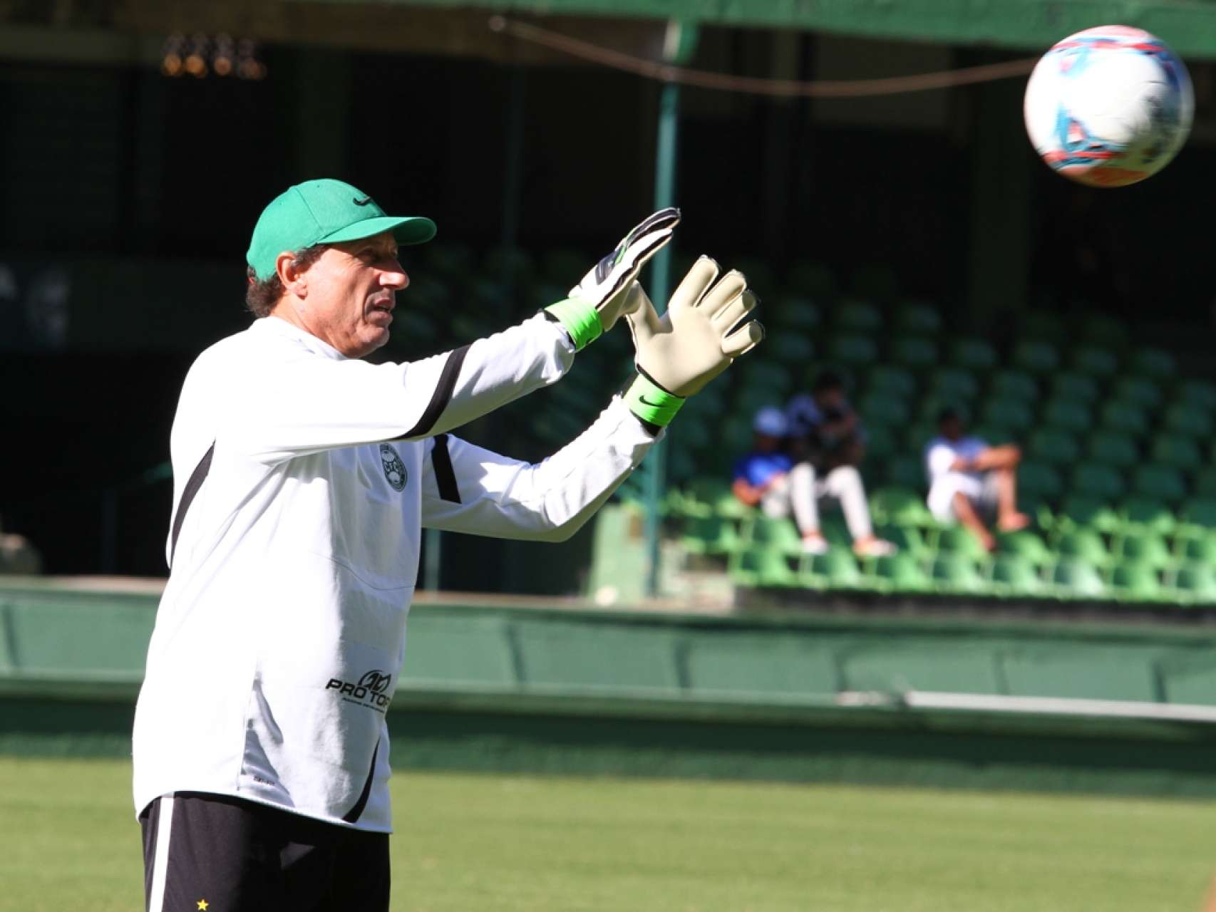 Pracidelli defende camisa canarinho em amistoso internacional