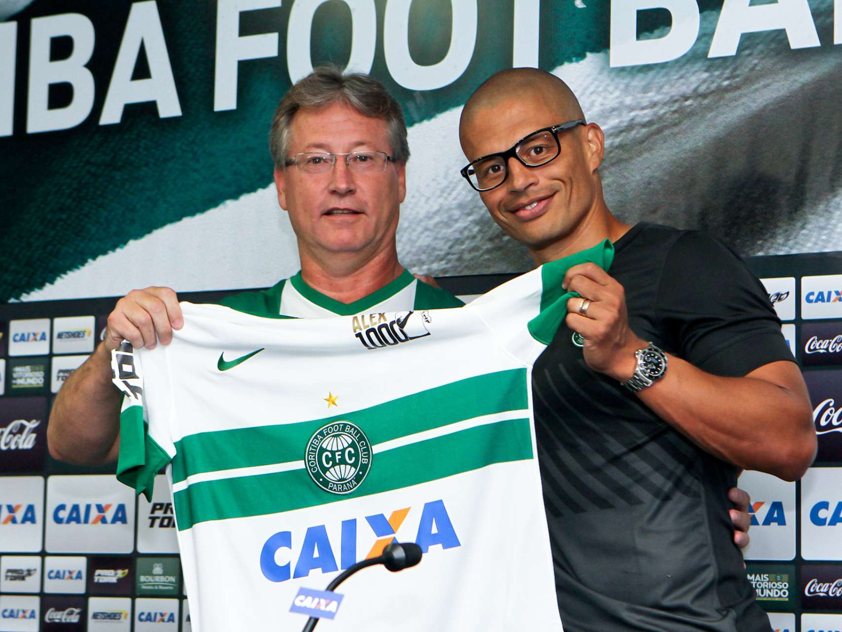 S�cio ganha camisa de Alex