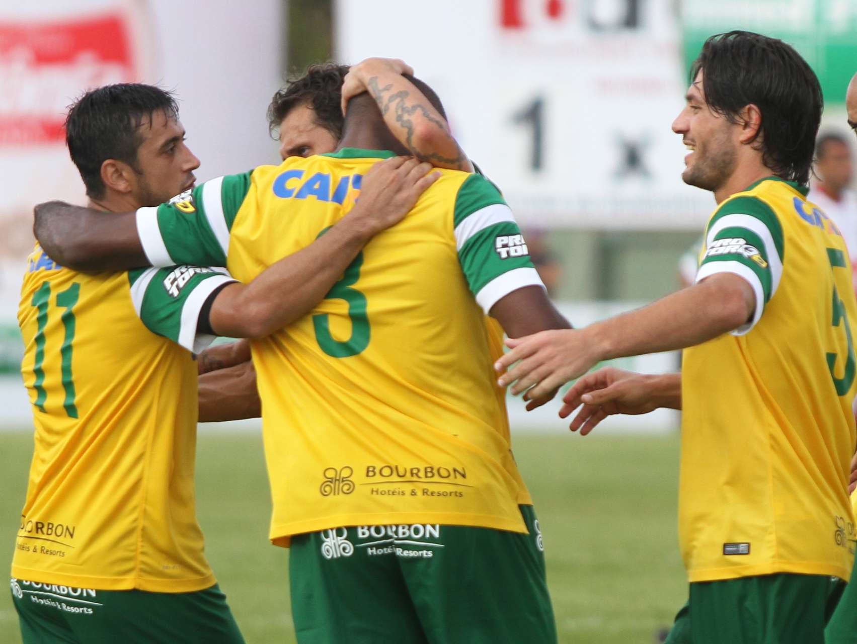 Coxa vence e assume a lideran�a