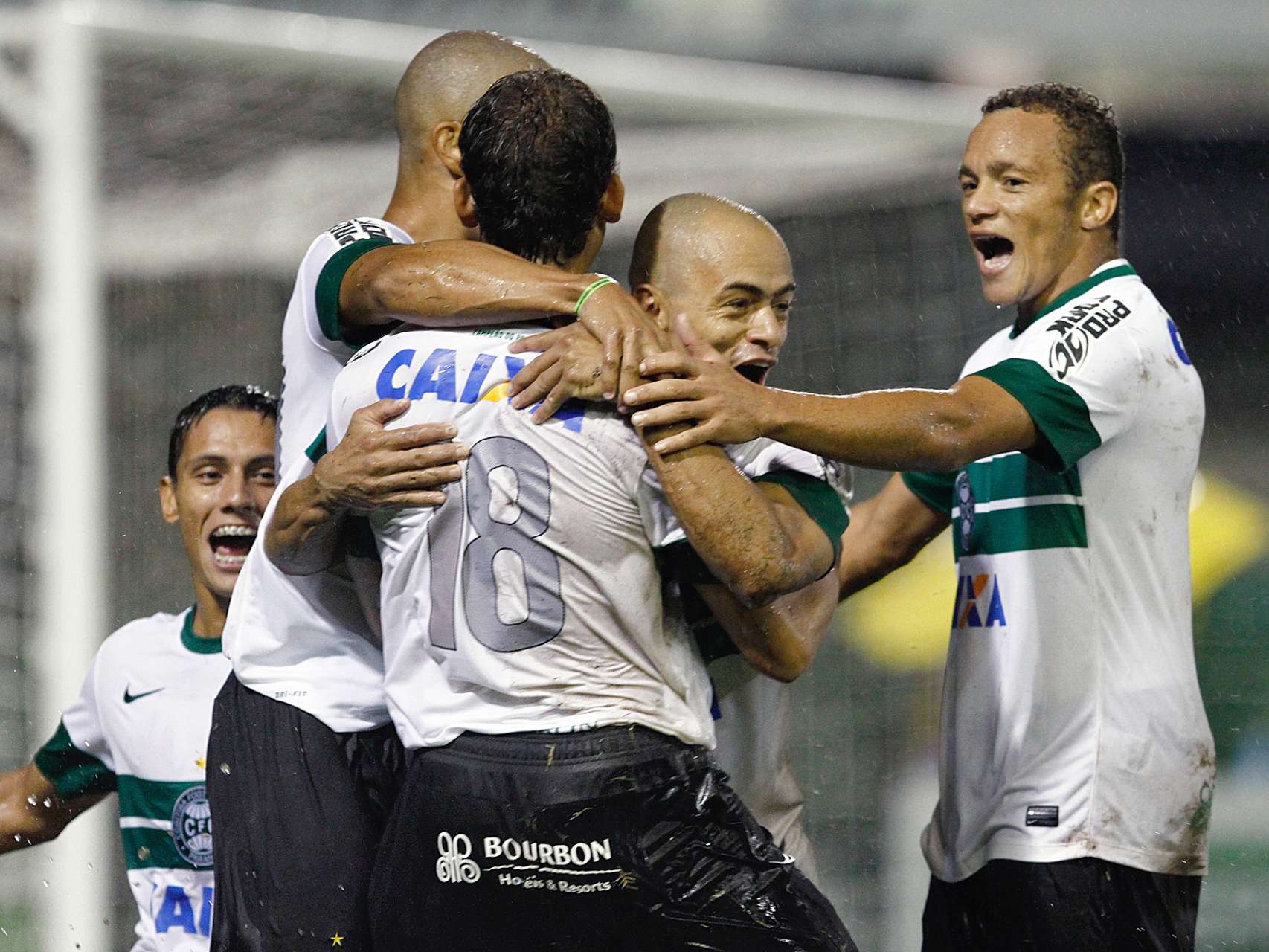 Coxa vence e segue l�der