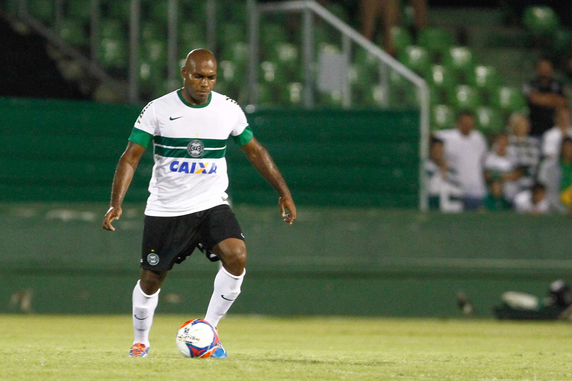 Luccas Claro recebe 3� amarelo