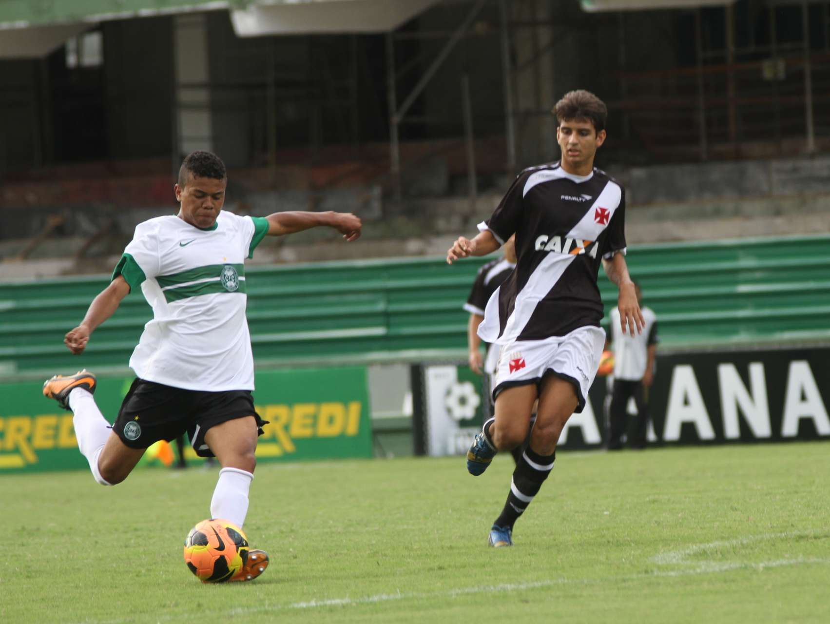 Sub-17 sofre derrota na estreia