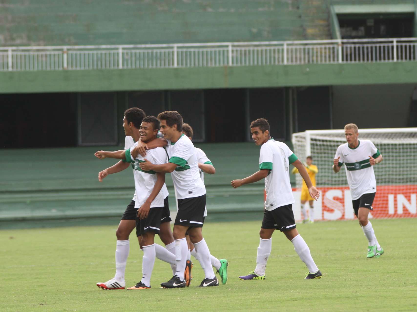 Sub-17 busca classifica��o
