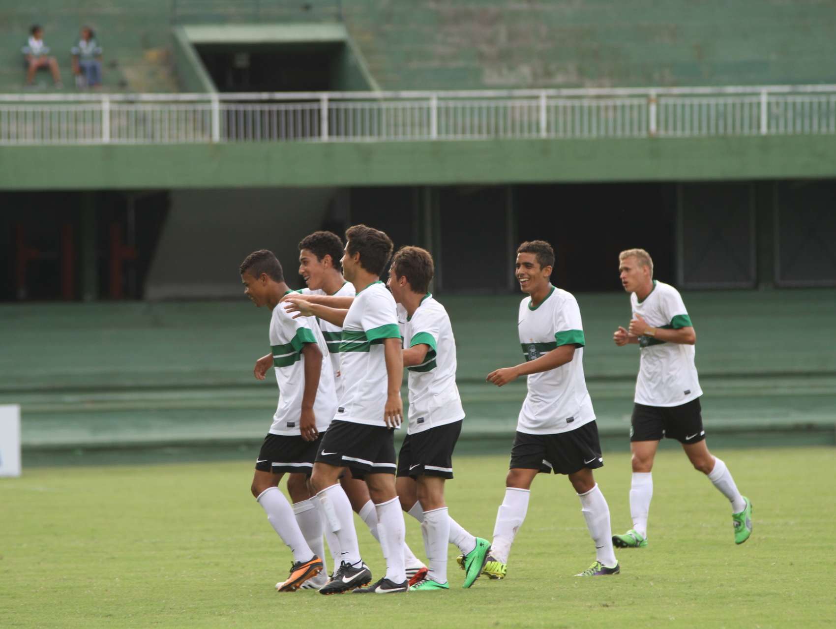 Sub-17 avan�a na Copa Rio