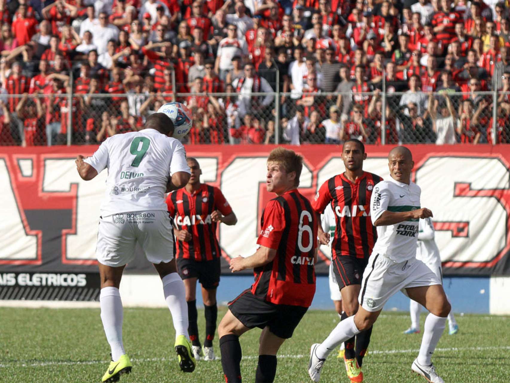 Coxa sofre rev�s no cl�ssico