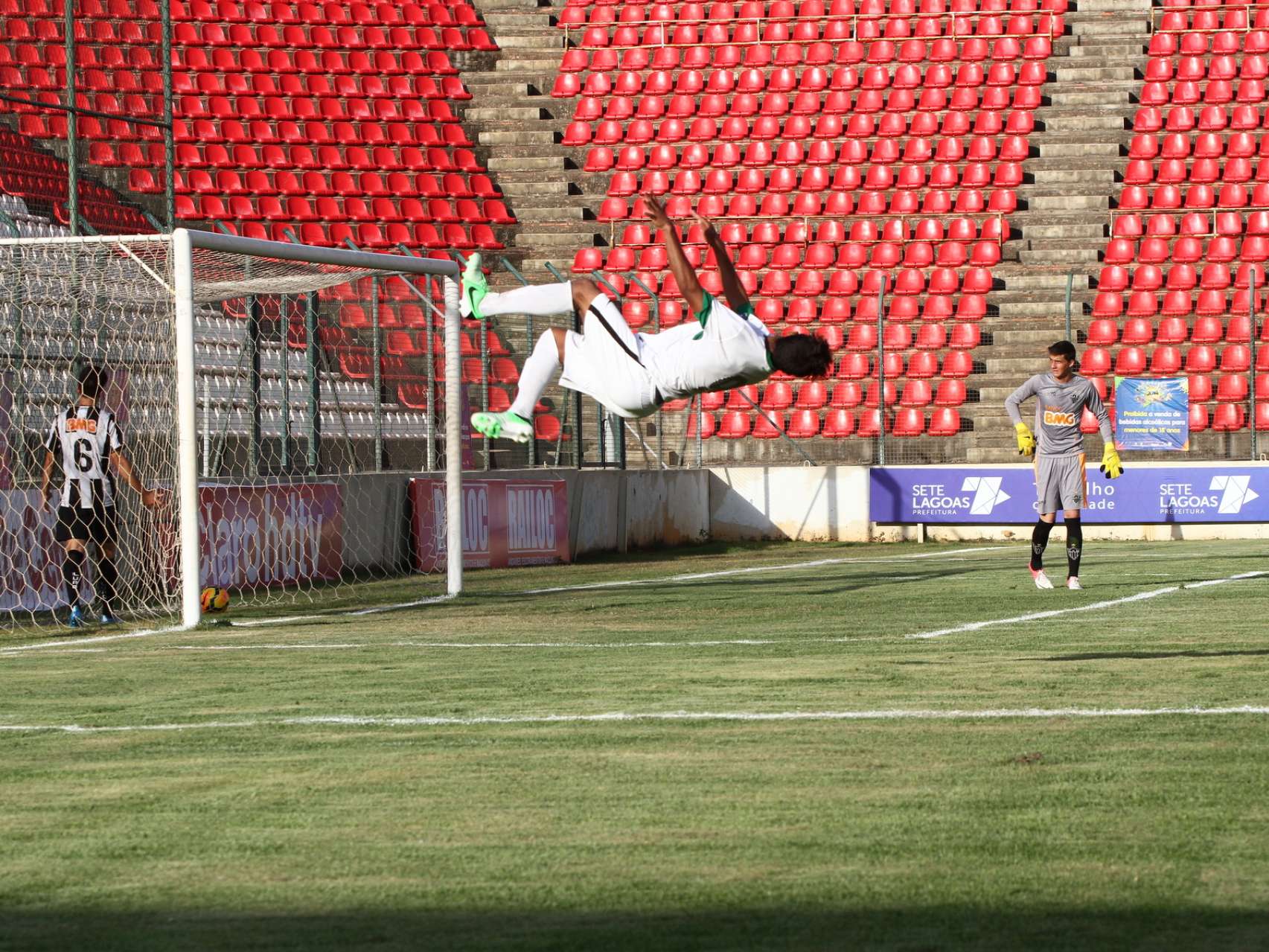Sub-17 vence o Atl�tico-MG