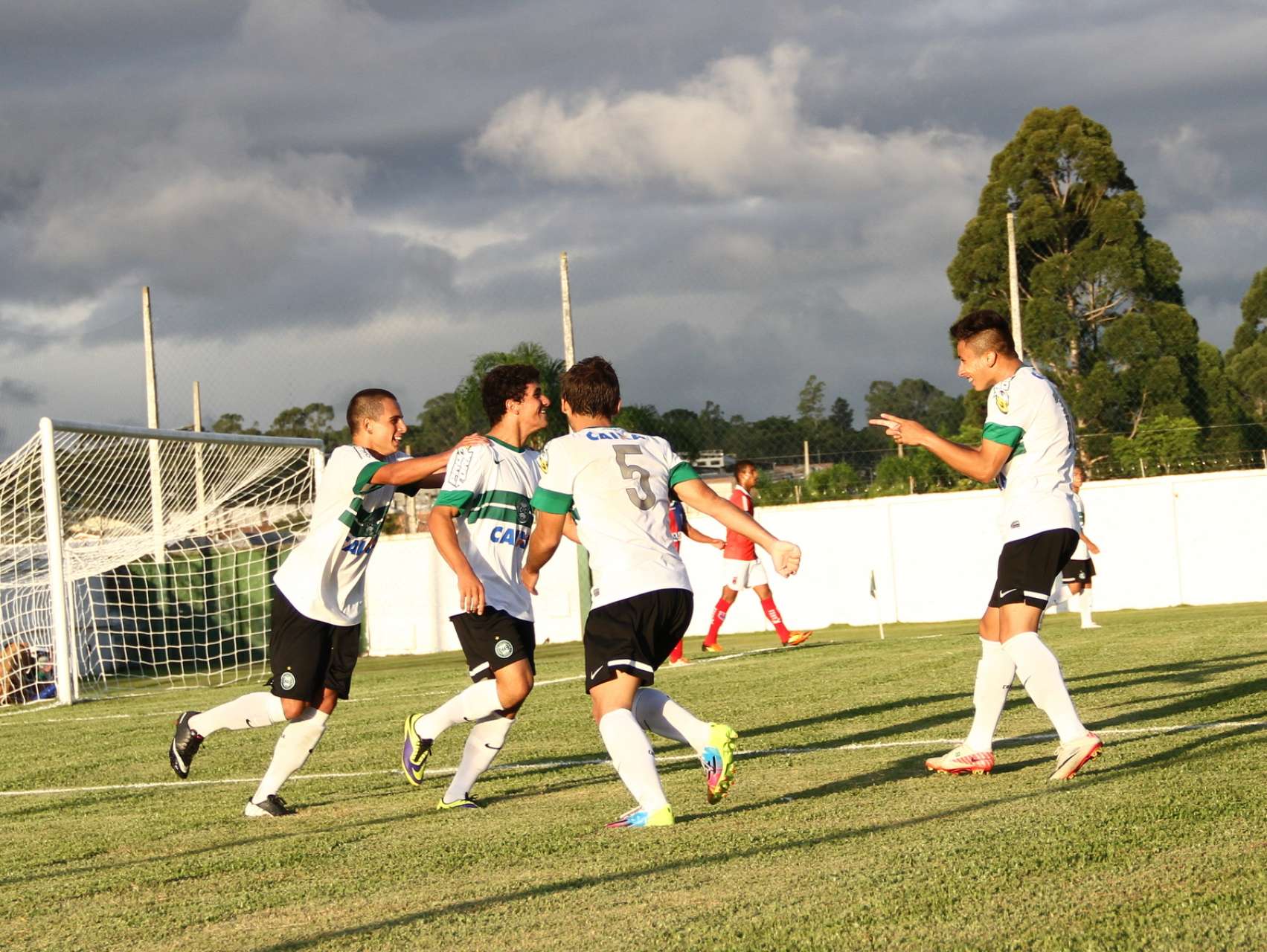 Sub-18 vence o cl�ssico