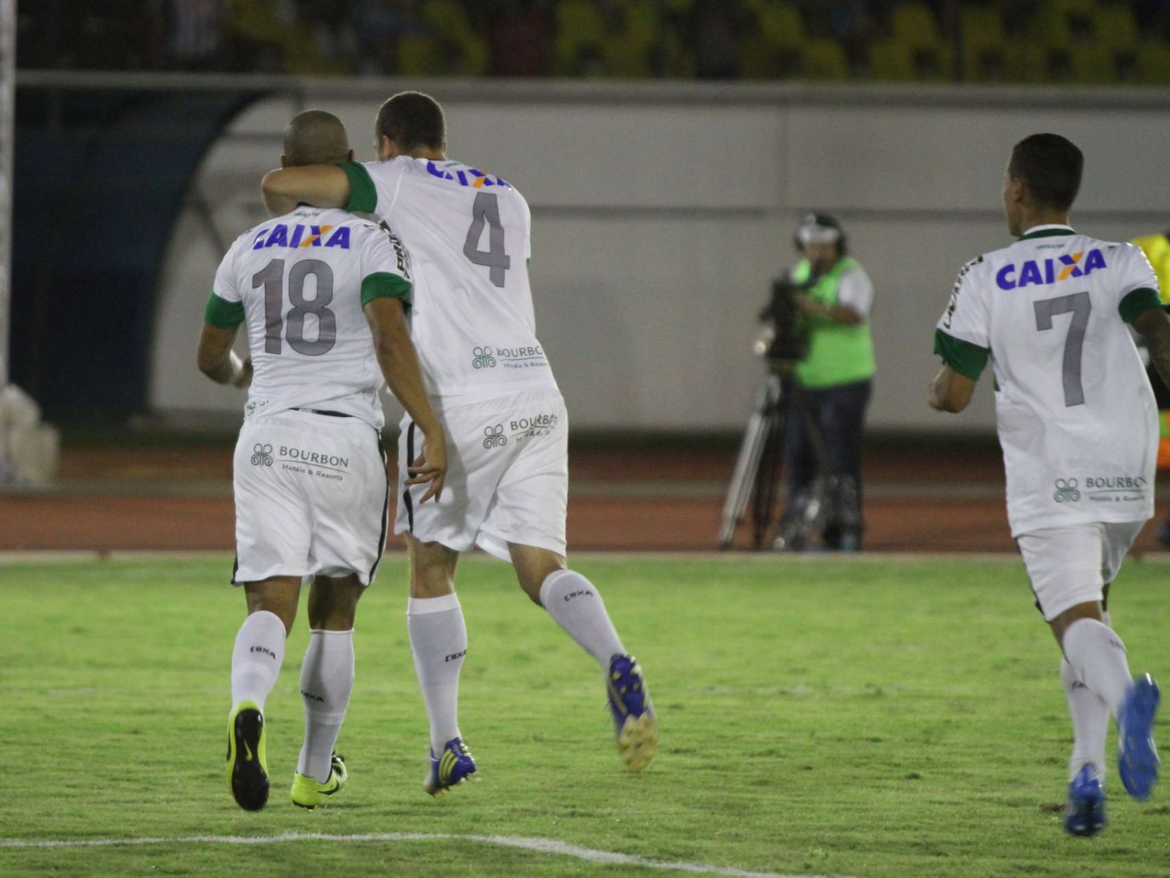 Coxa marca no fim em Maring�