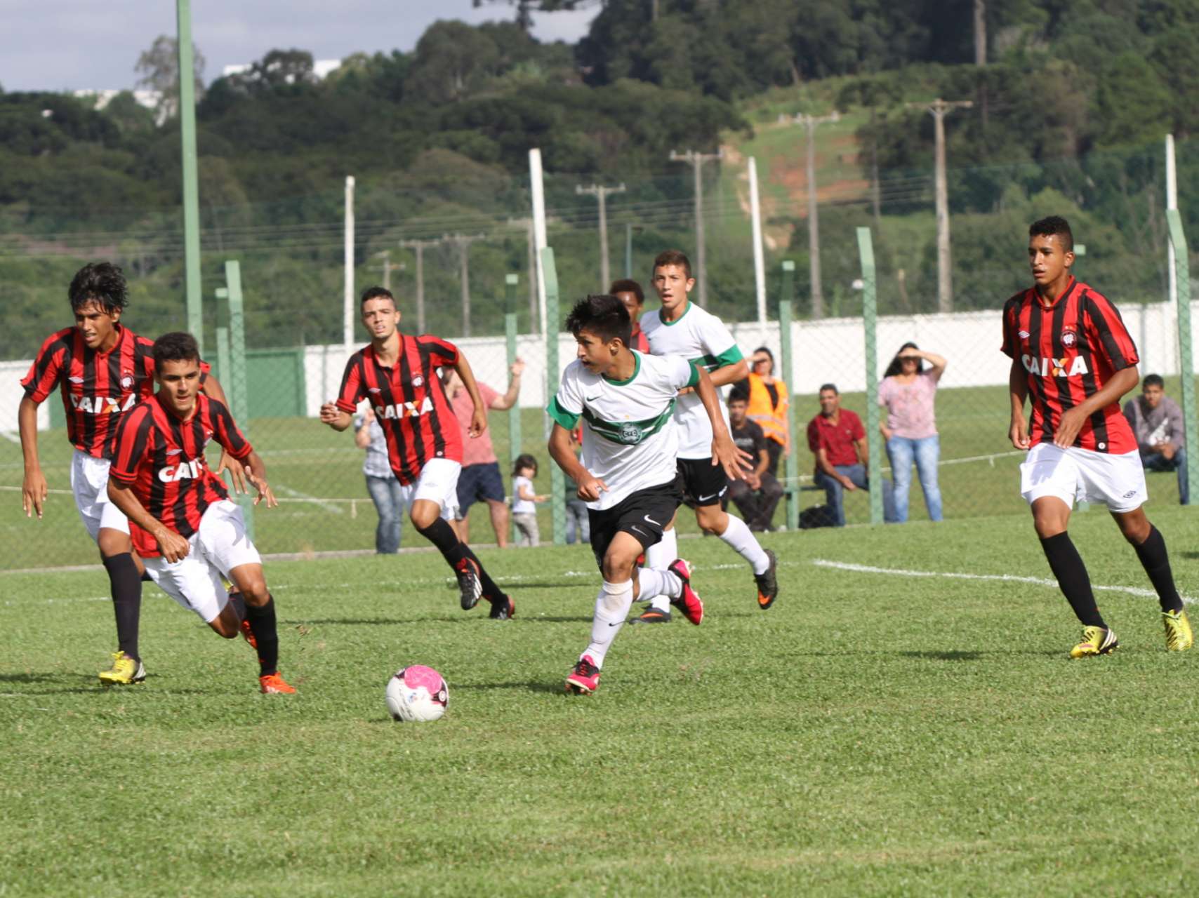 Sub-15 sofre rev�s