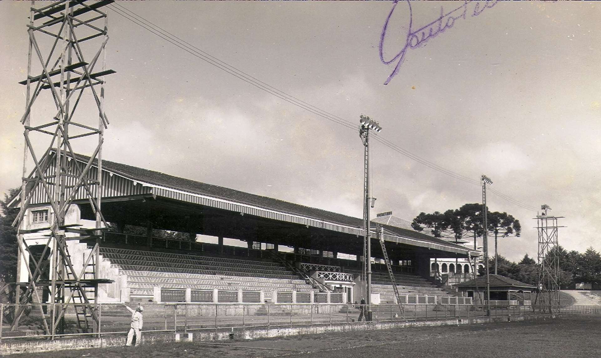71 anos do primeiro jogo noturno no Paran�