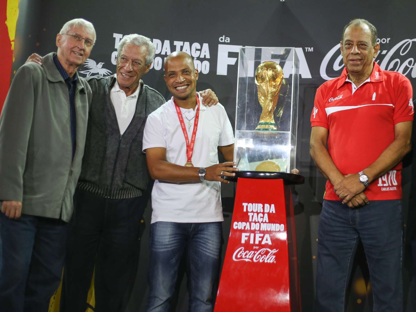 Kr�ger recebe Ta�a da Copa