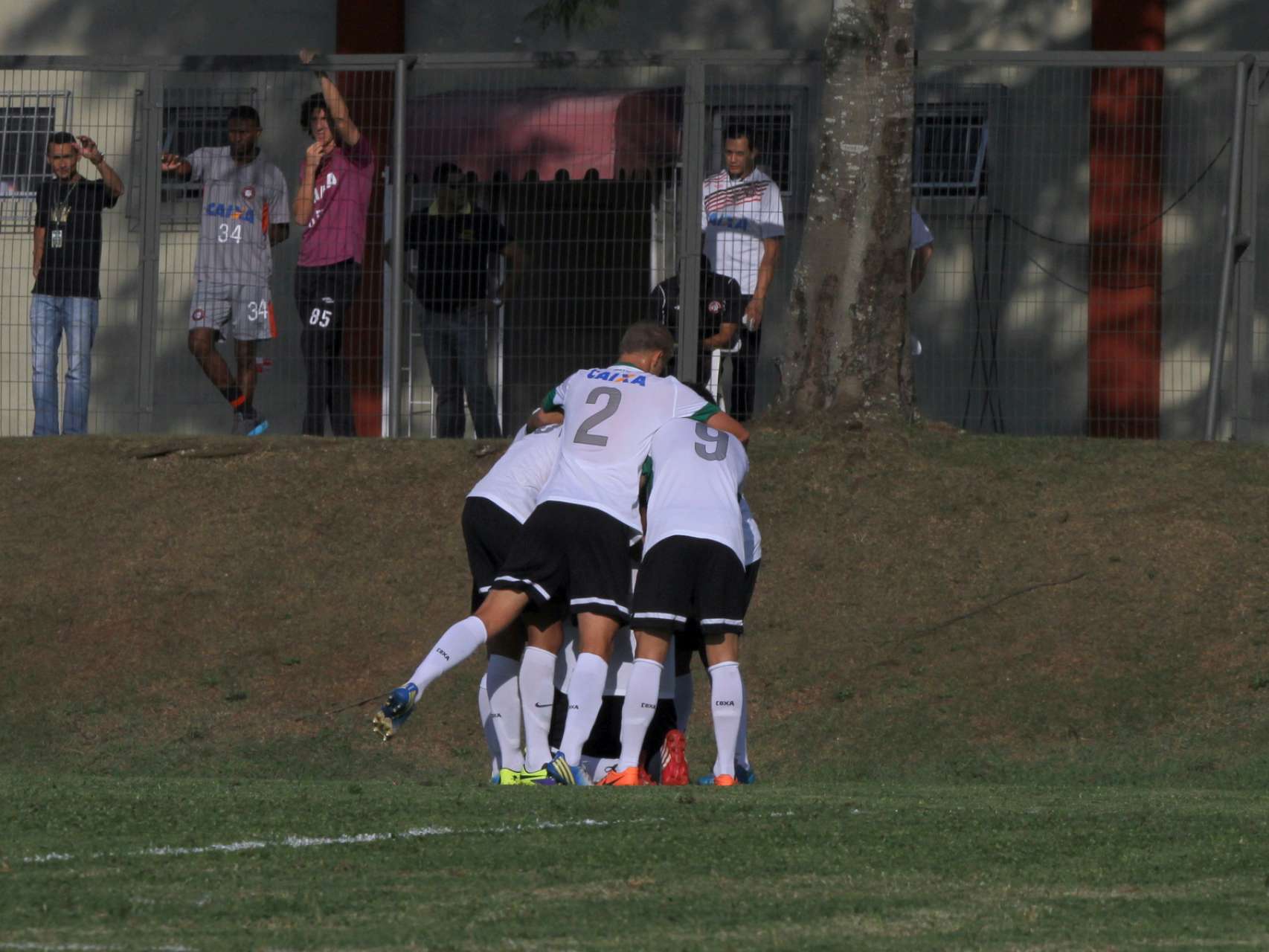 Sub-18 vence fora de casa
