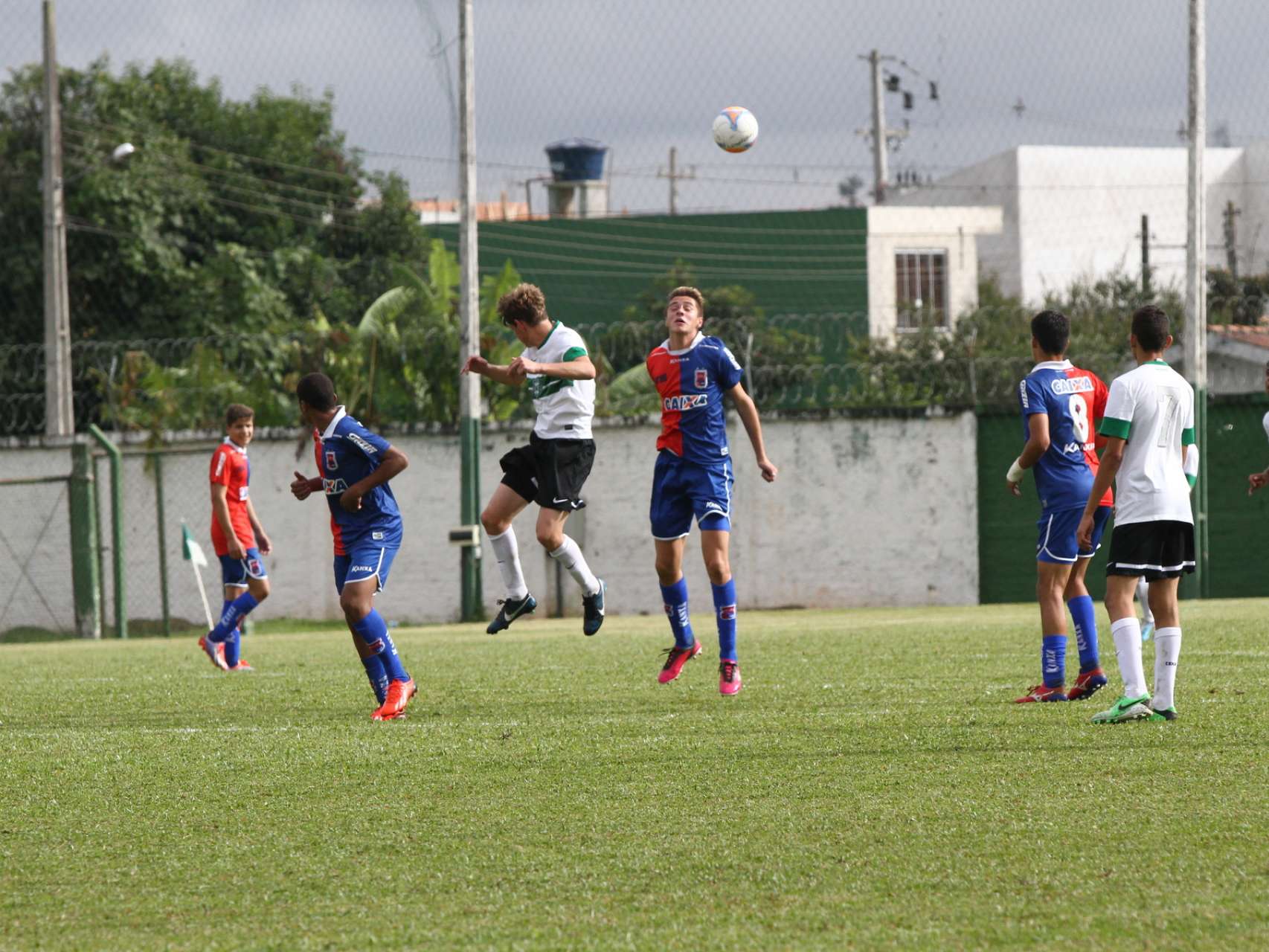 Sub-15 trope�a na estreia em Laranjal Paulista