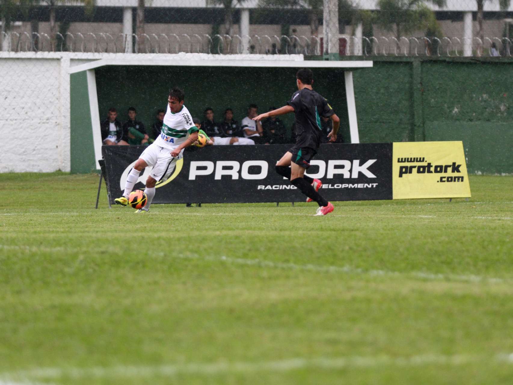 Sub-18 vence o Maring�