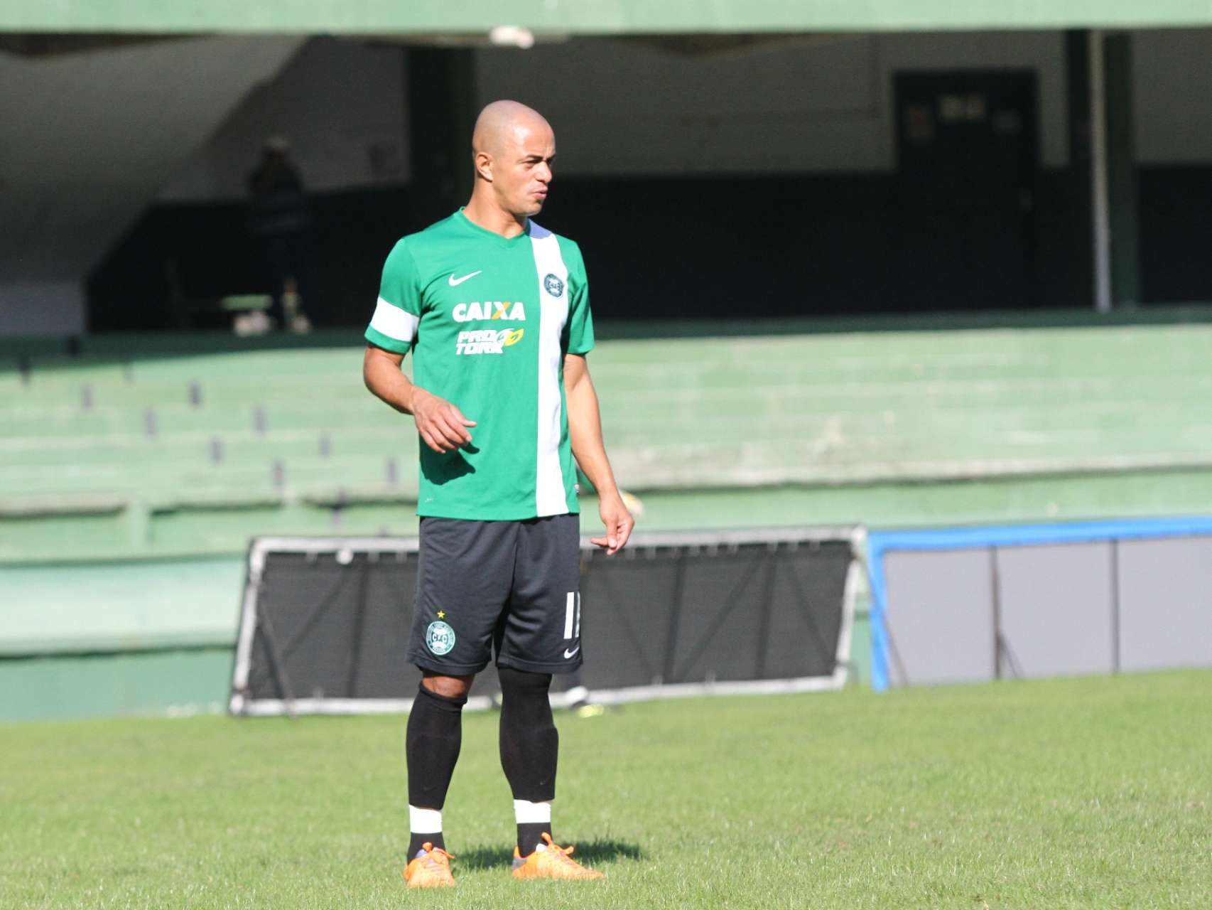 Julio Cesar volta a ser op��o