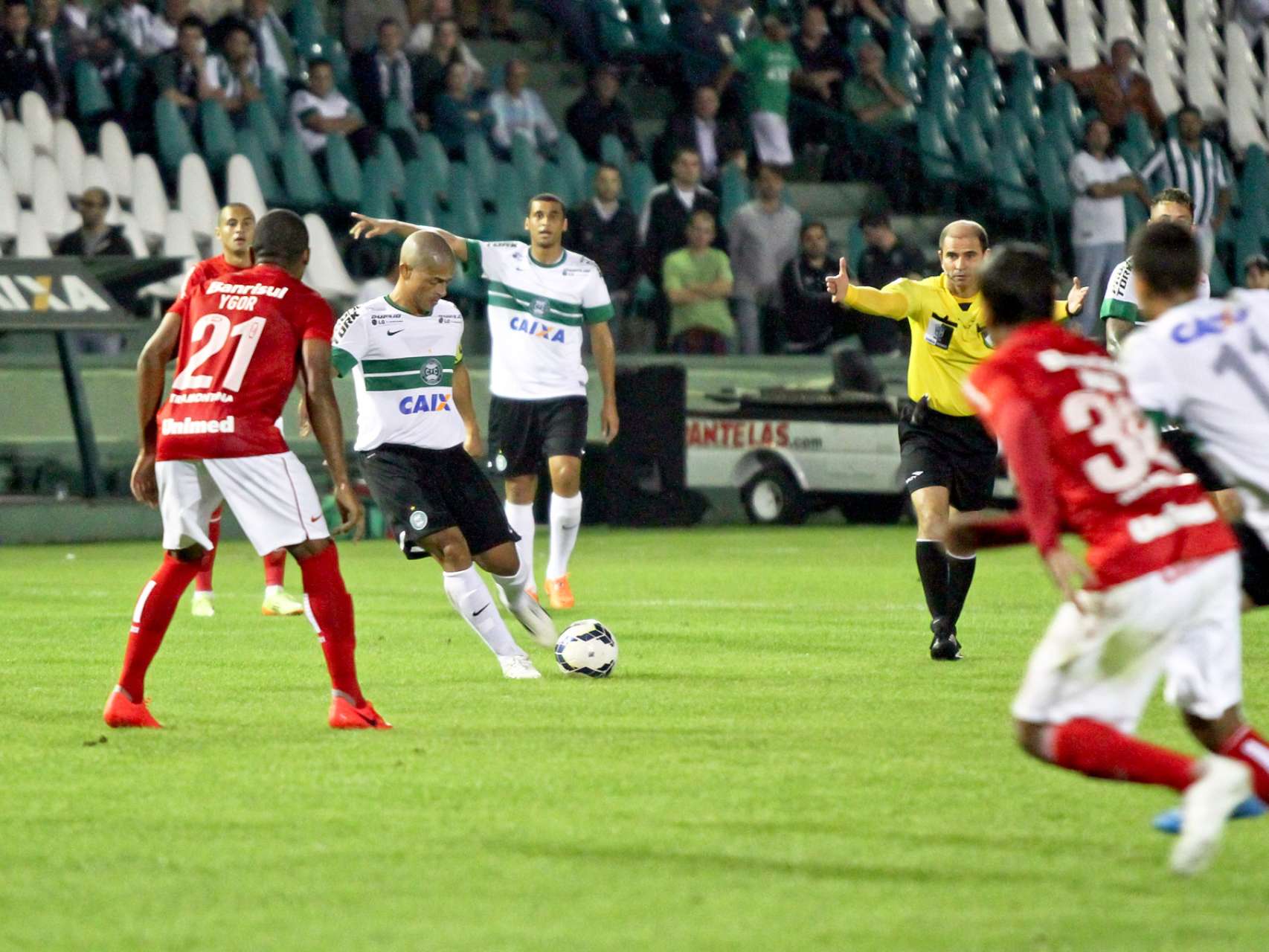 Coxa empata com o Inter