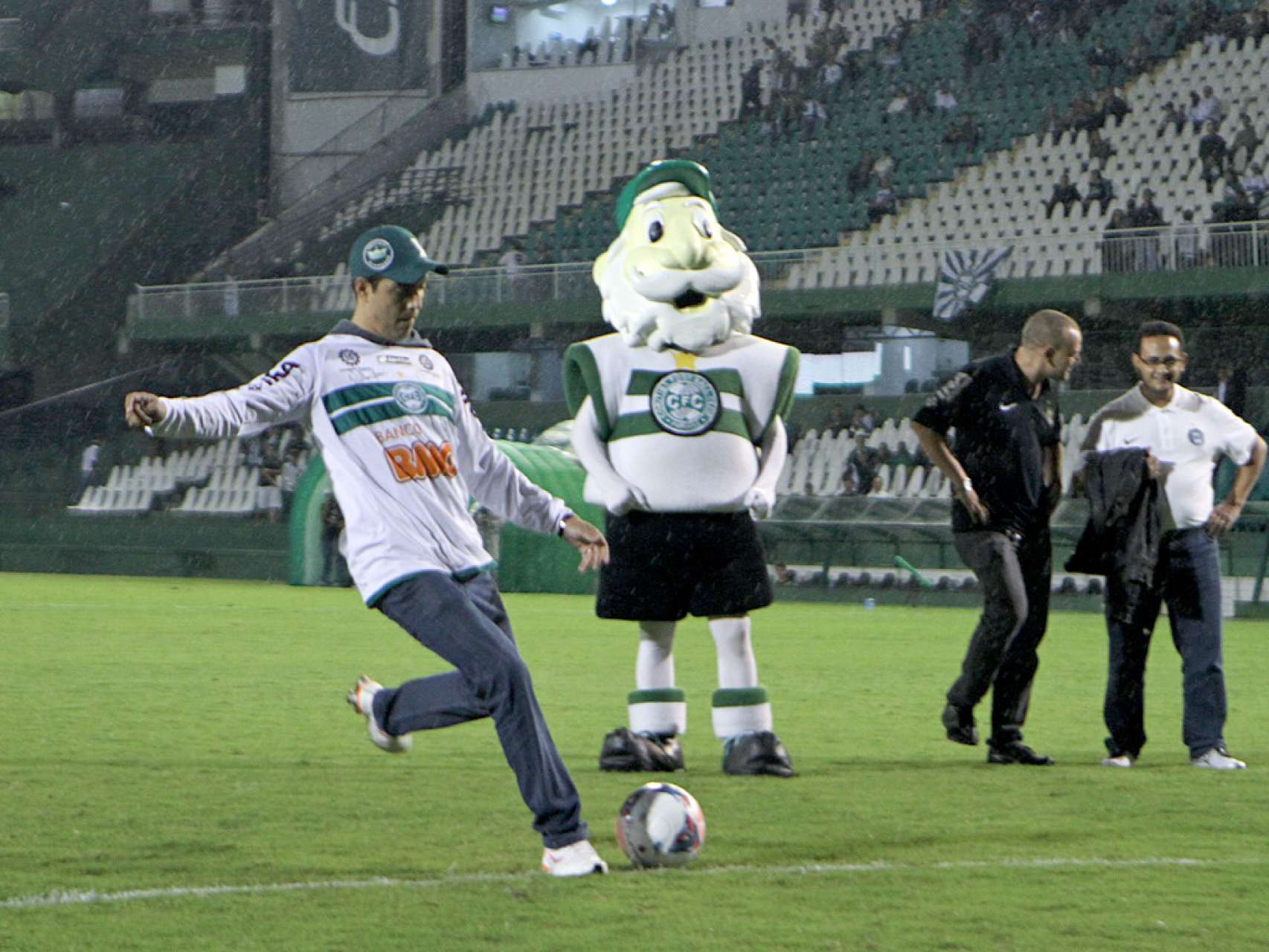 S�cios participam da a��o de chute a gol