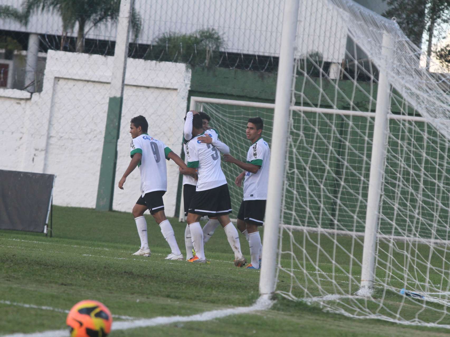 Sub-18 vence mais uma