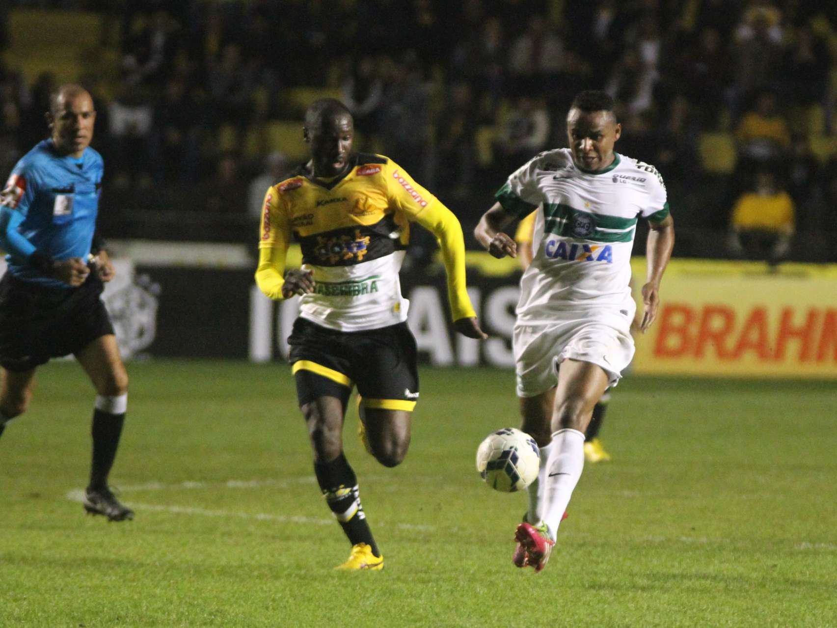 Coritiba sofre rev�s
