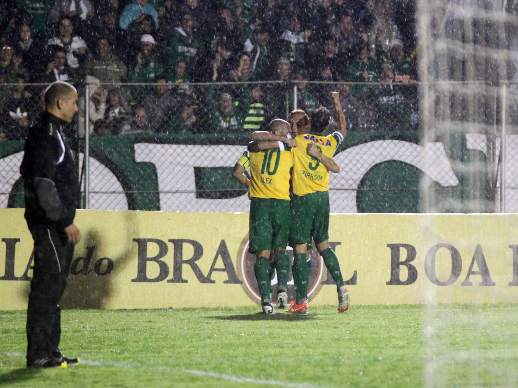 Coxa vence Goi�s