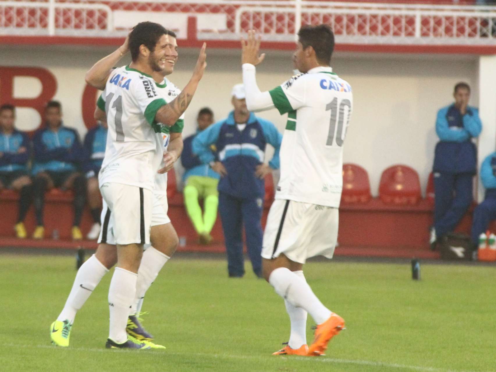 Coxa vence estreia em Foz
