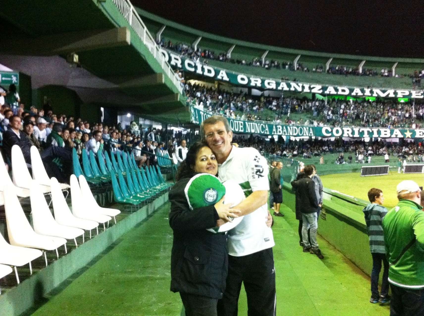 Dia do Beijo contagia arquibancadas do Couto Pereira