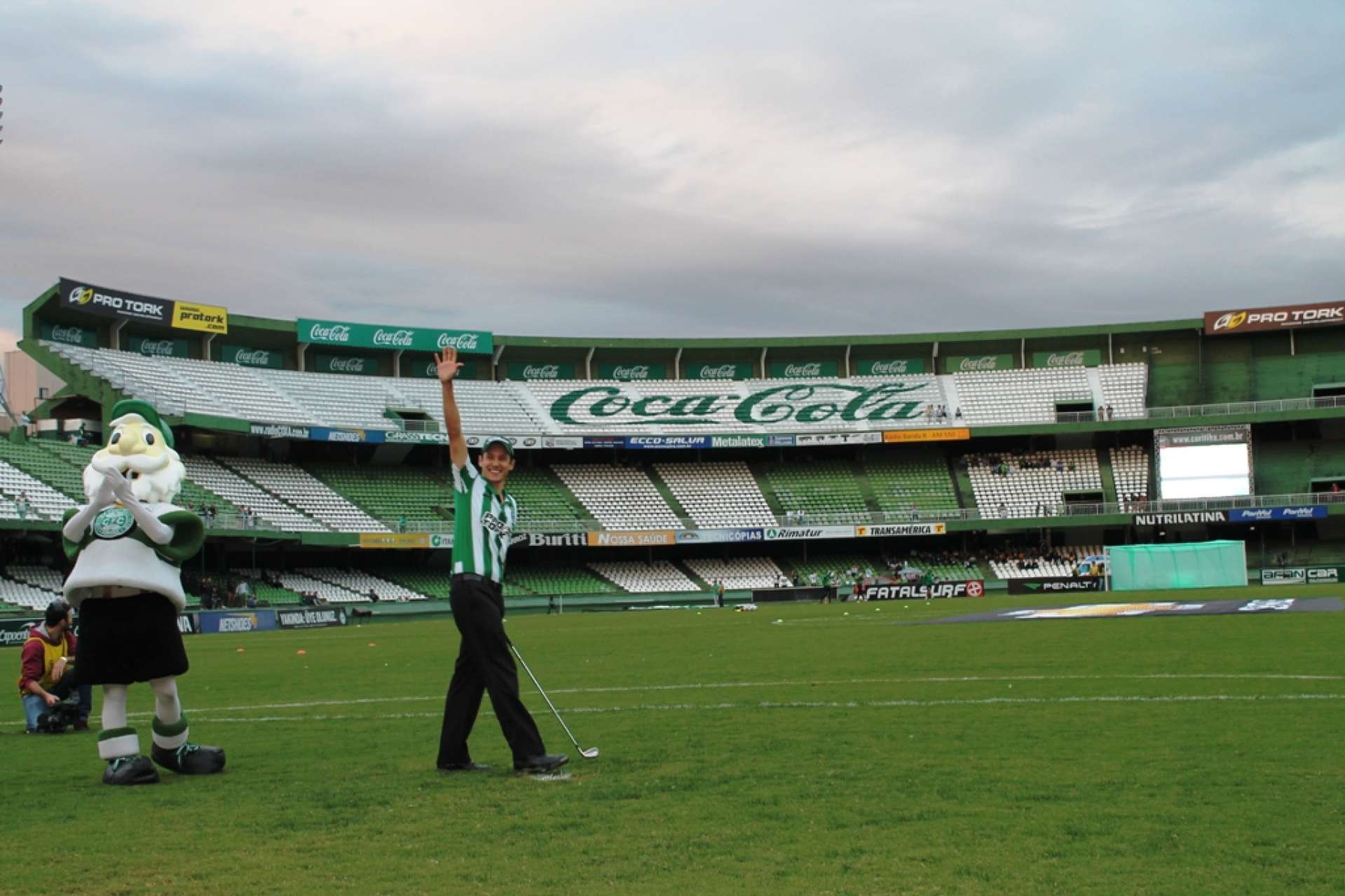 Golfista Daniel Stapff faz tacadas em pleno Couto Pereira