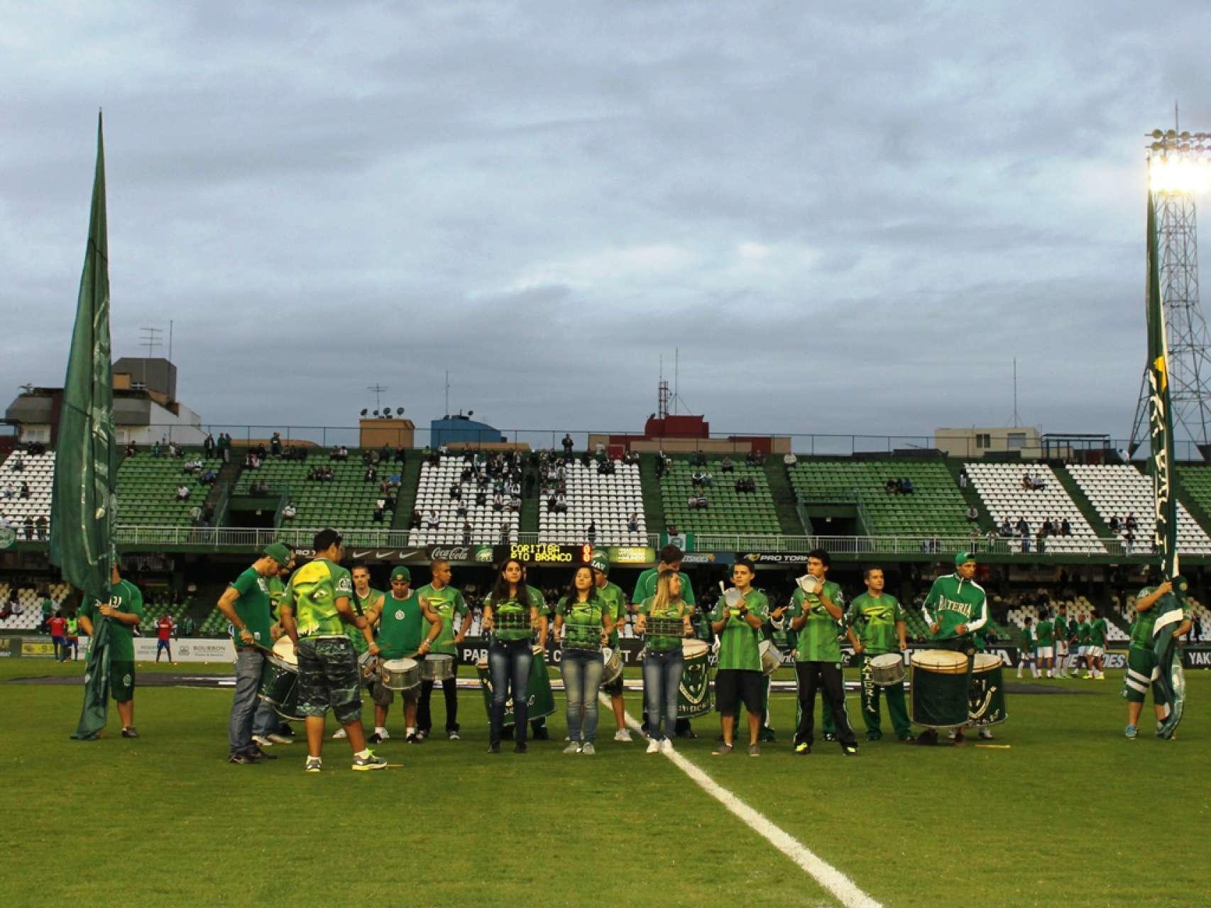 Bateria da Imp�rio se apresenta no gramado do Couto Pereira