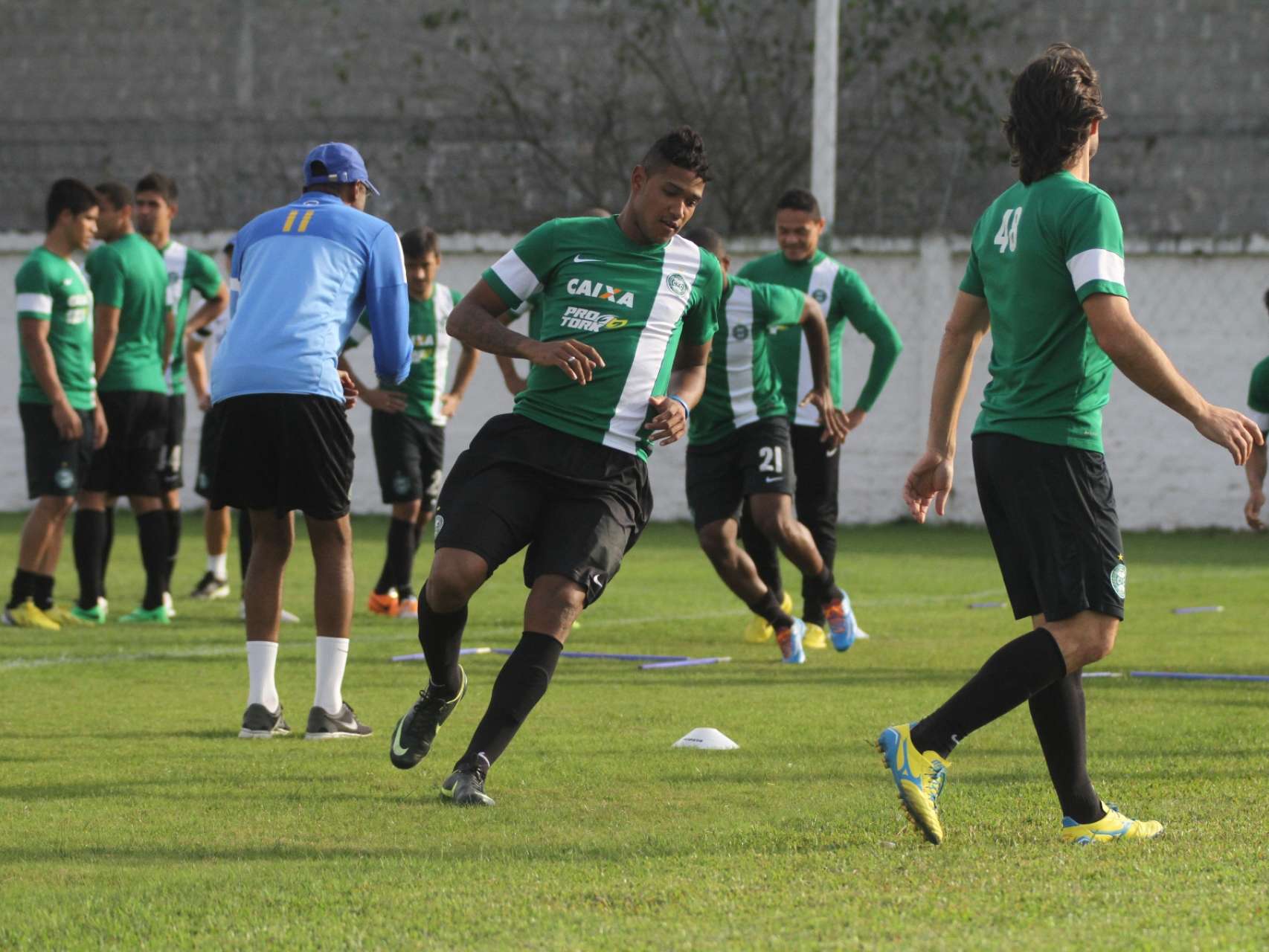 Douglas treina com o principal
