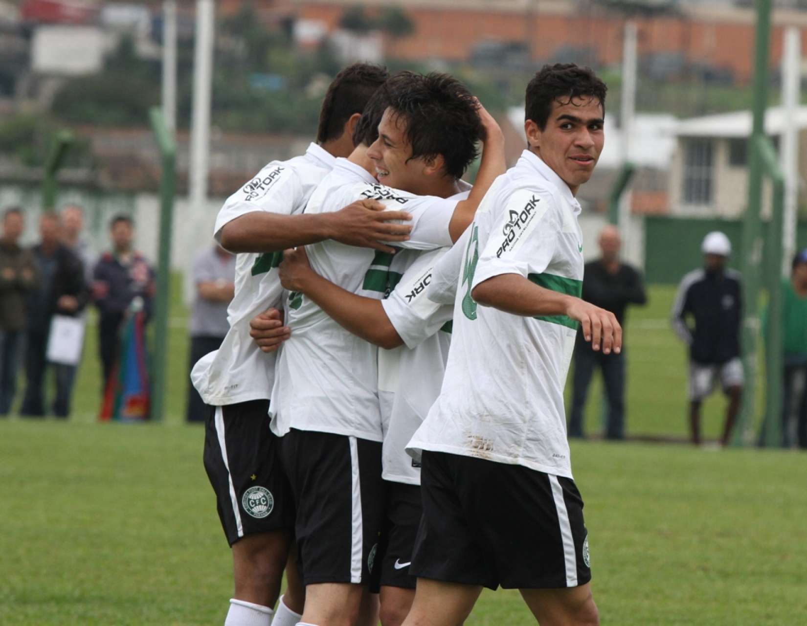 Sub-17 estreia com o p� direito