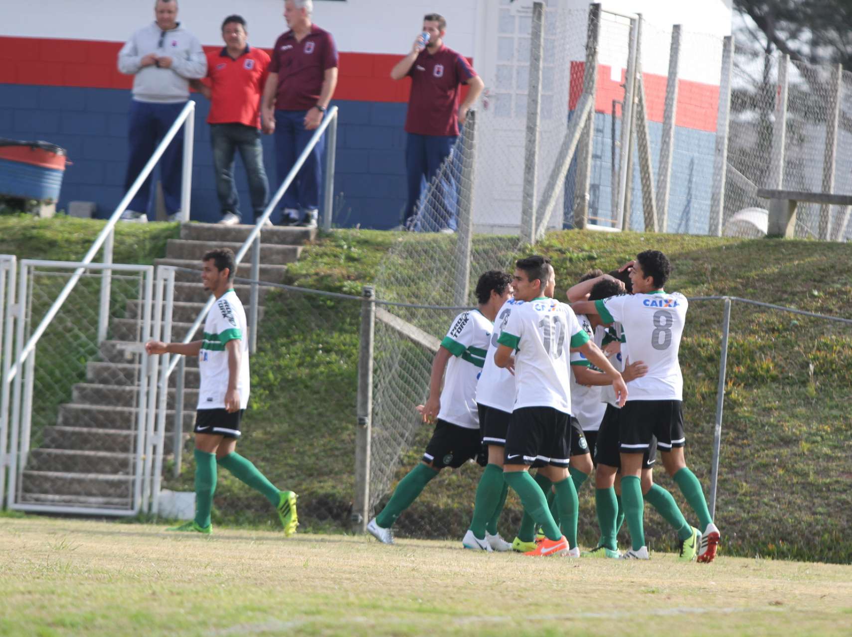 Sub-18 vence primeira semifinal