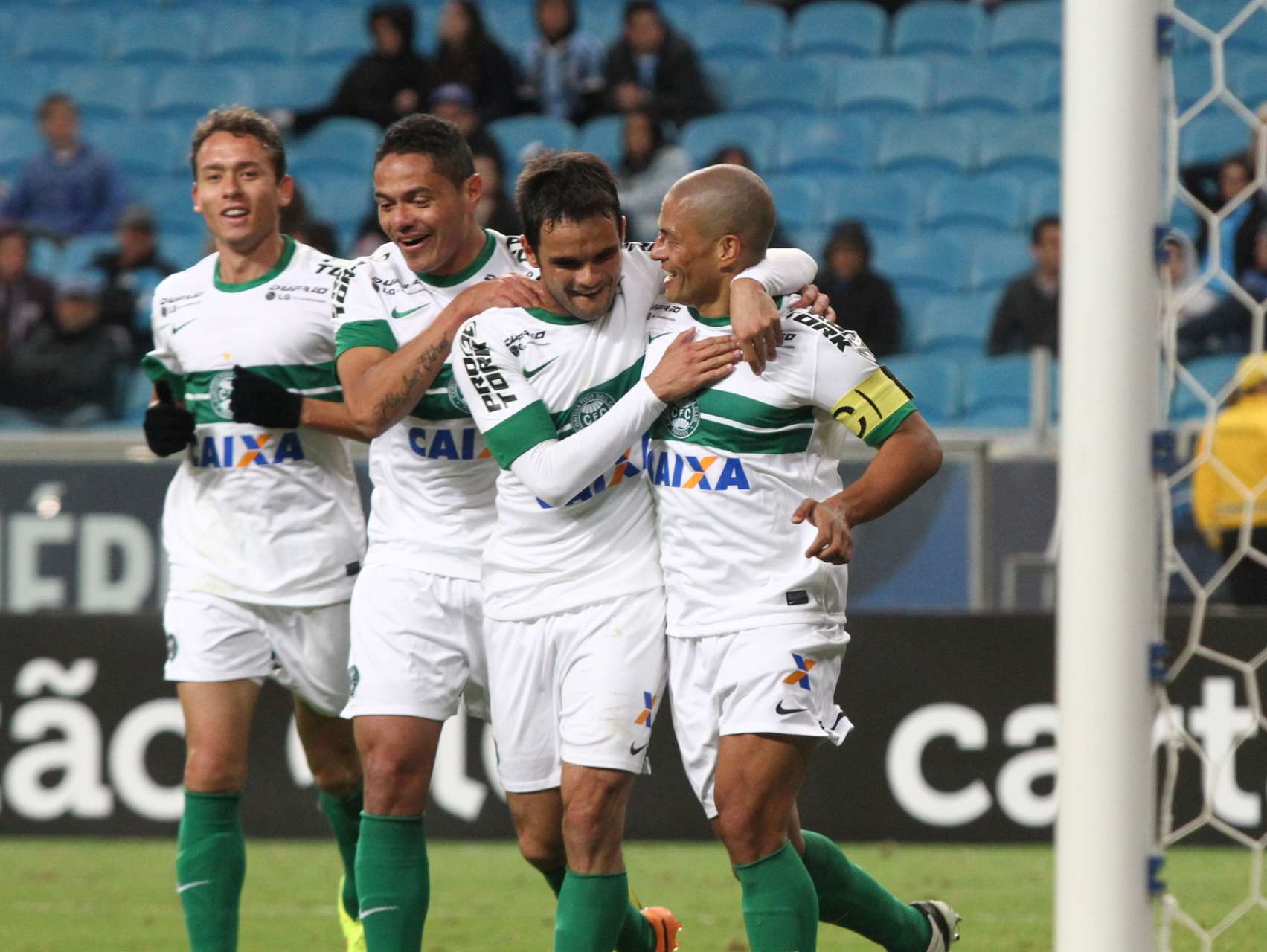 Coxa vence em Porto Alegre