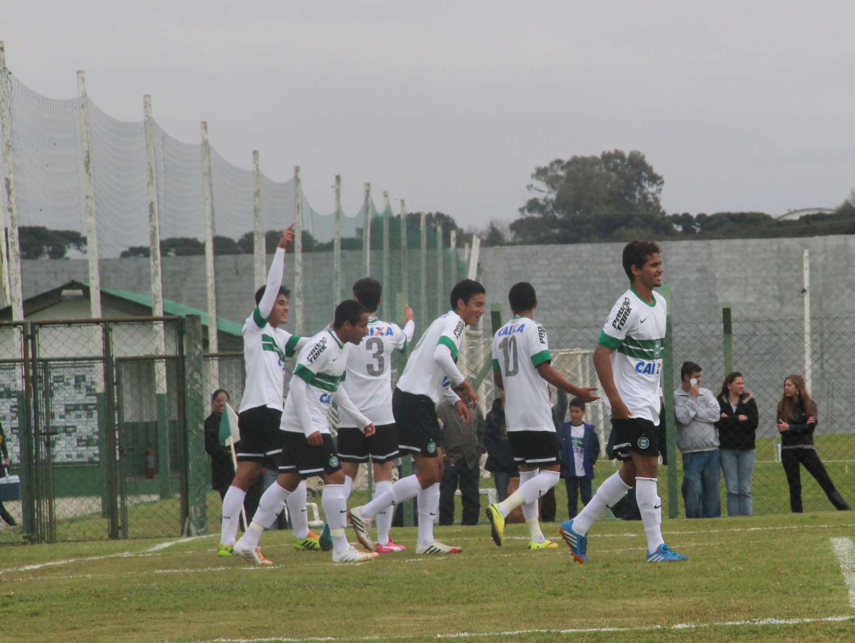 Sub-17 segue com 100%